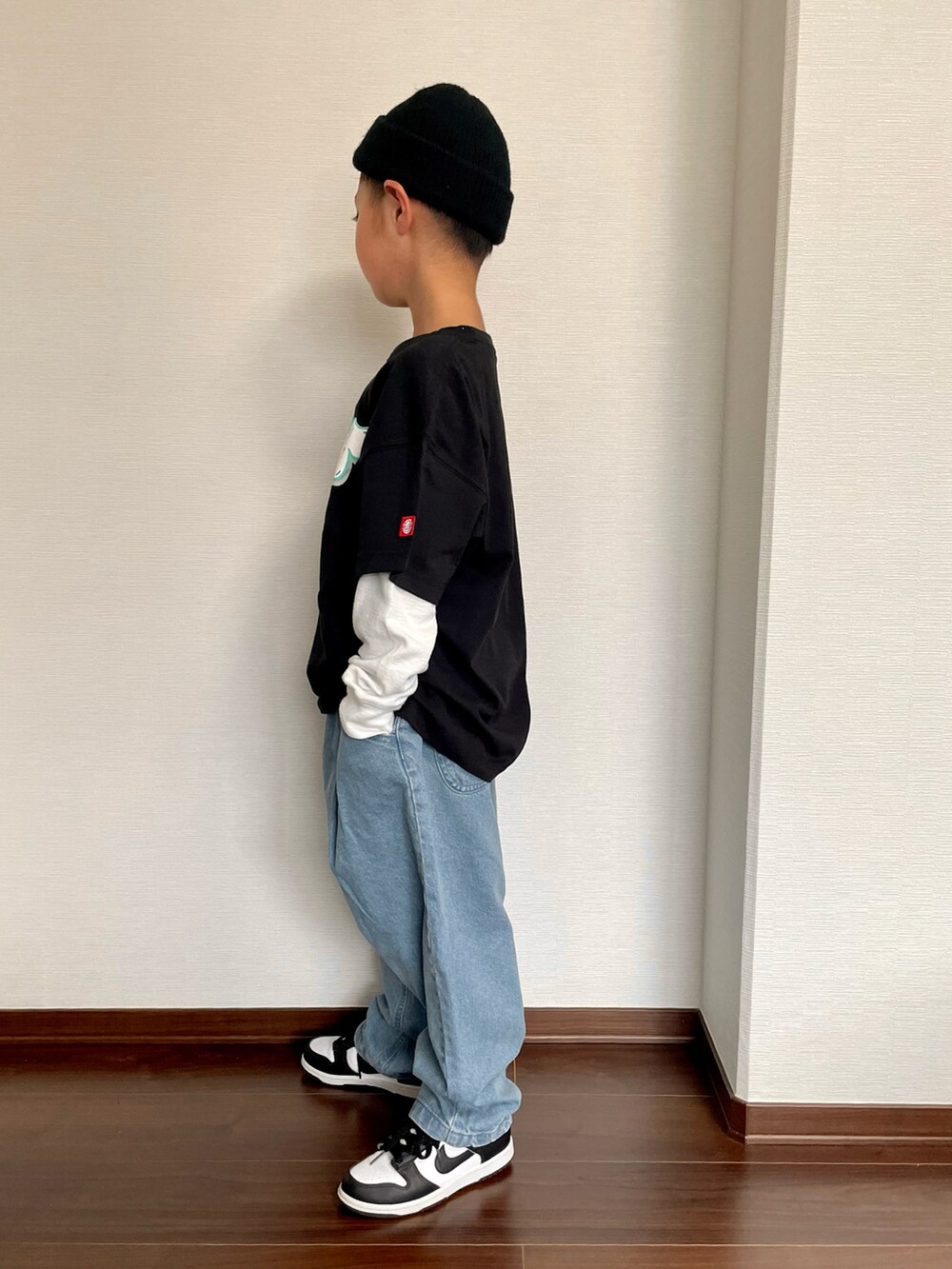 ブラック系のTシャツ/カットソー、ホワイト系のTシャツ/カットソー、ブルー系のデニムパンツを着用したキッズの春コーディネートの2枚目の写真