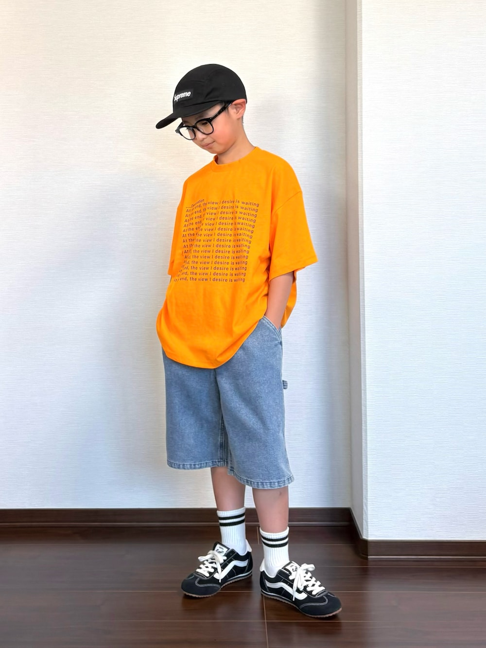 オレンジ系のTシャツ/カットソー、ブルー系のその他パンツ、ブラック系のスニーカーを着用したキッズの夏コーディネートの2枚目の写真