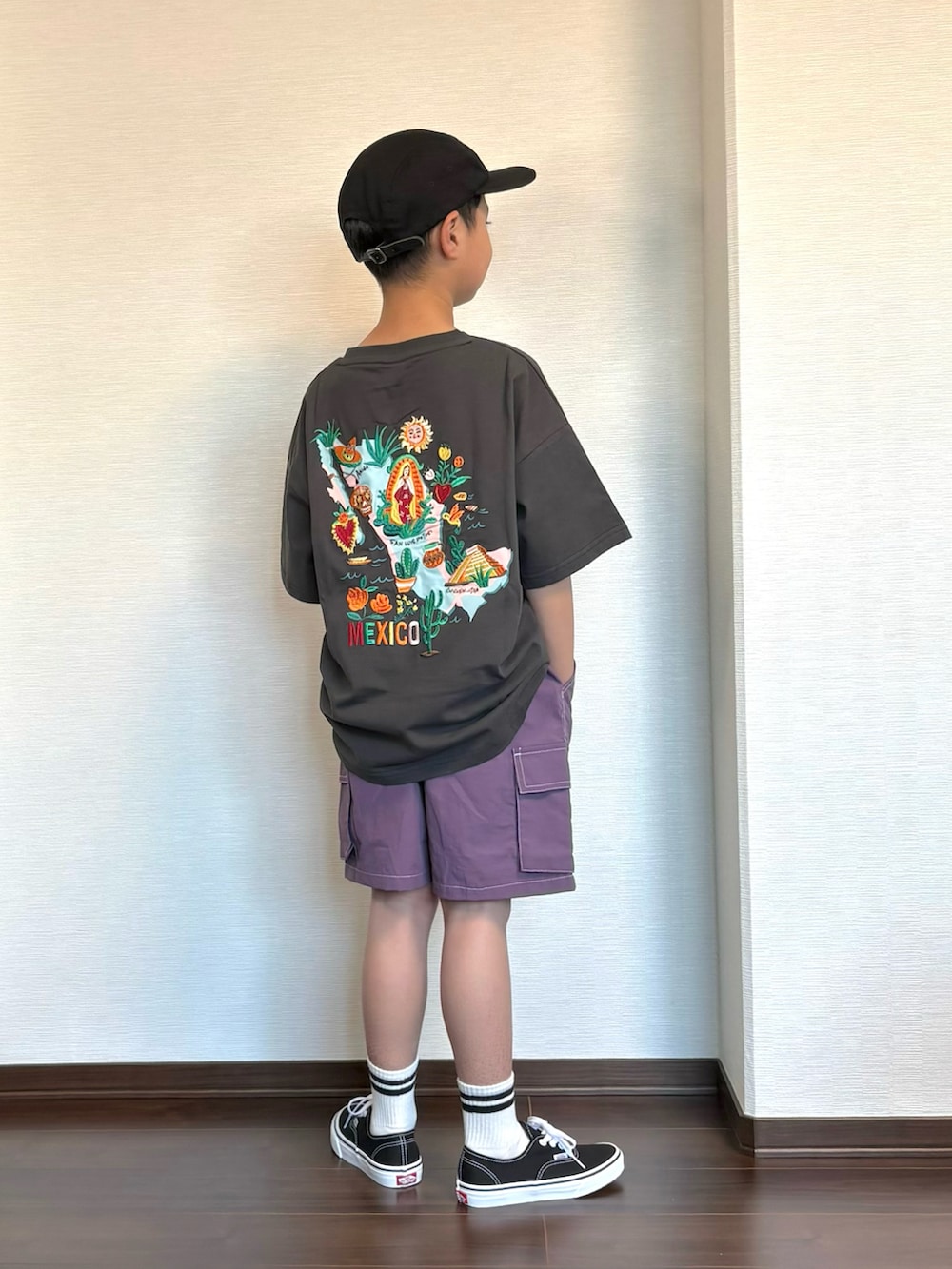 ブラック系のTシャツ/カットソー、パープル系のその他パンツ、ブラック系のスニーカーを着用したキッズの春コーディネートの3枚目の写真
