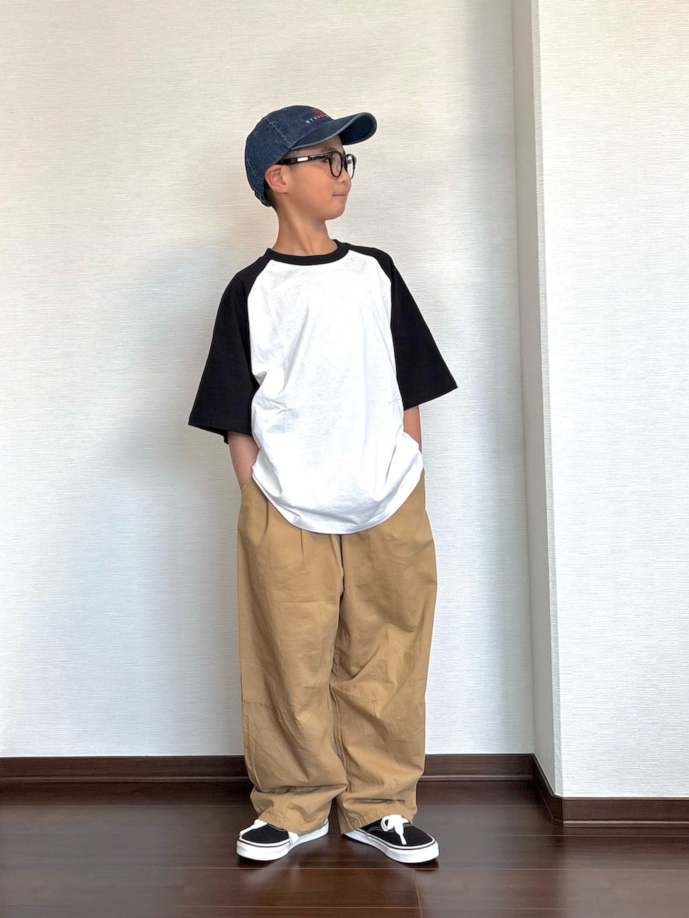 ベージュ系のカーゴパンツ、ホワイト系のTシャツ/カットソー、ブラック系のスニーカーを着用したキッズの春コーディネートの2枚目の写真