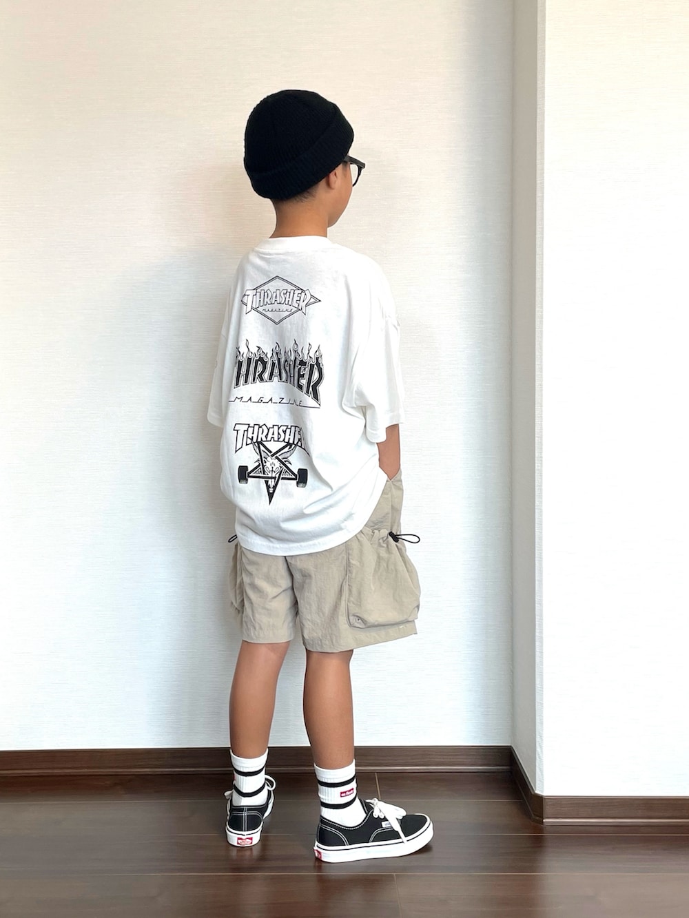 ホワイト系のTシャツ/カットソー、ベージュ系のその他パンツ、ブラック系のスニーカーを着用したキッズの夏コーディネートの2枚目の写真