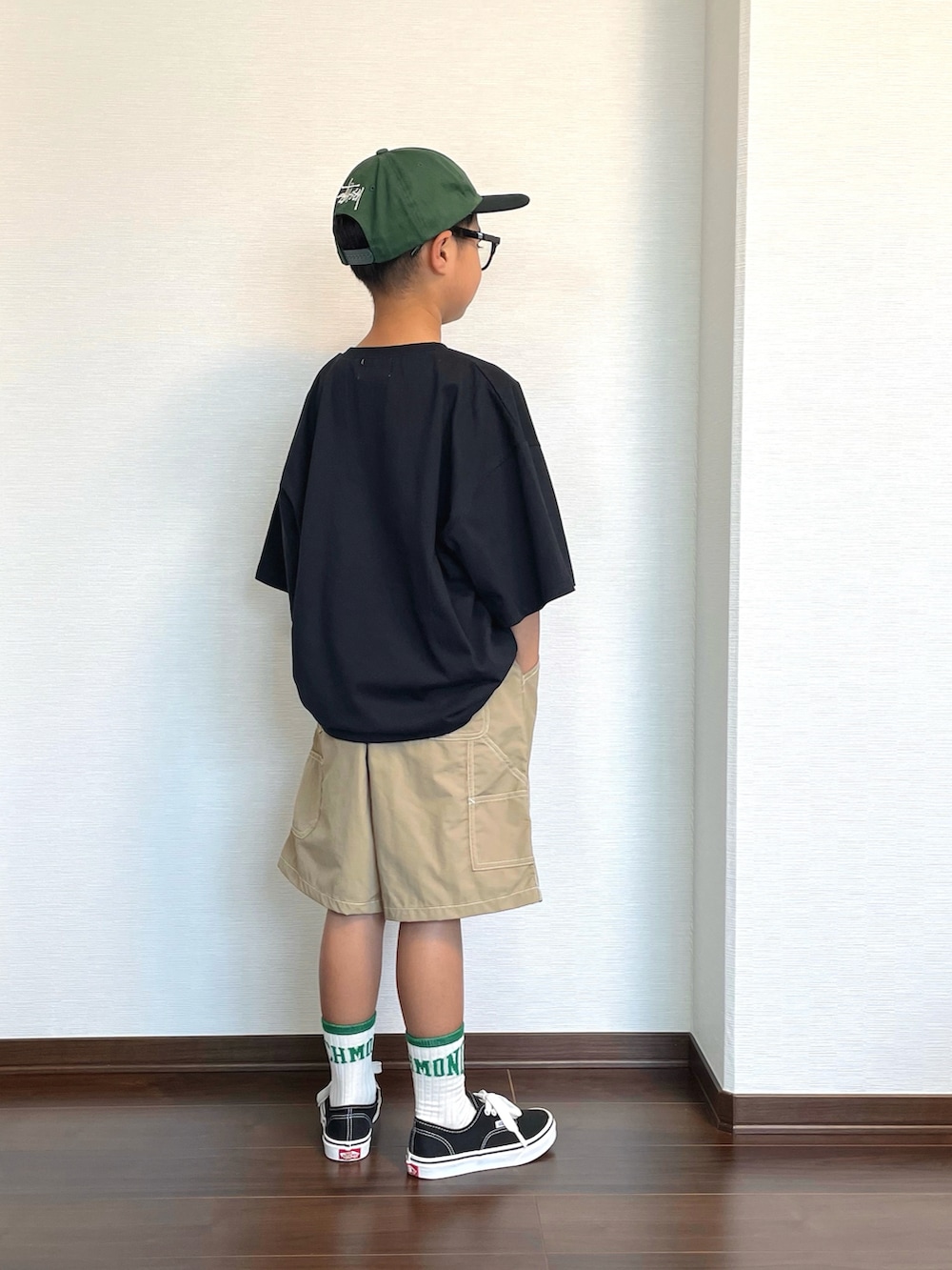 ブラック系のTシャツ/カットソー、ベージュ系のその他パンツ、ブラック系のスニーカーを着用したキッズの夏コーディネートの2枚目の写真