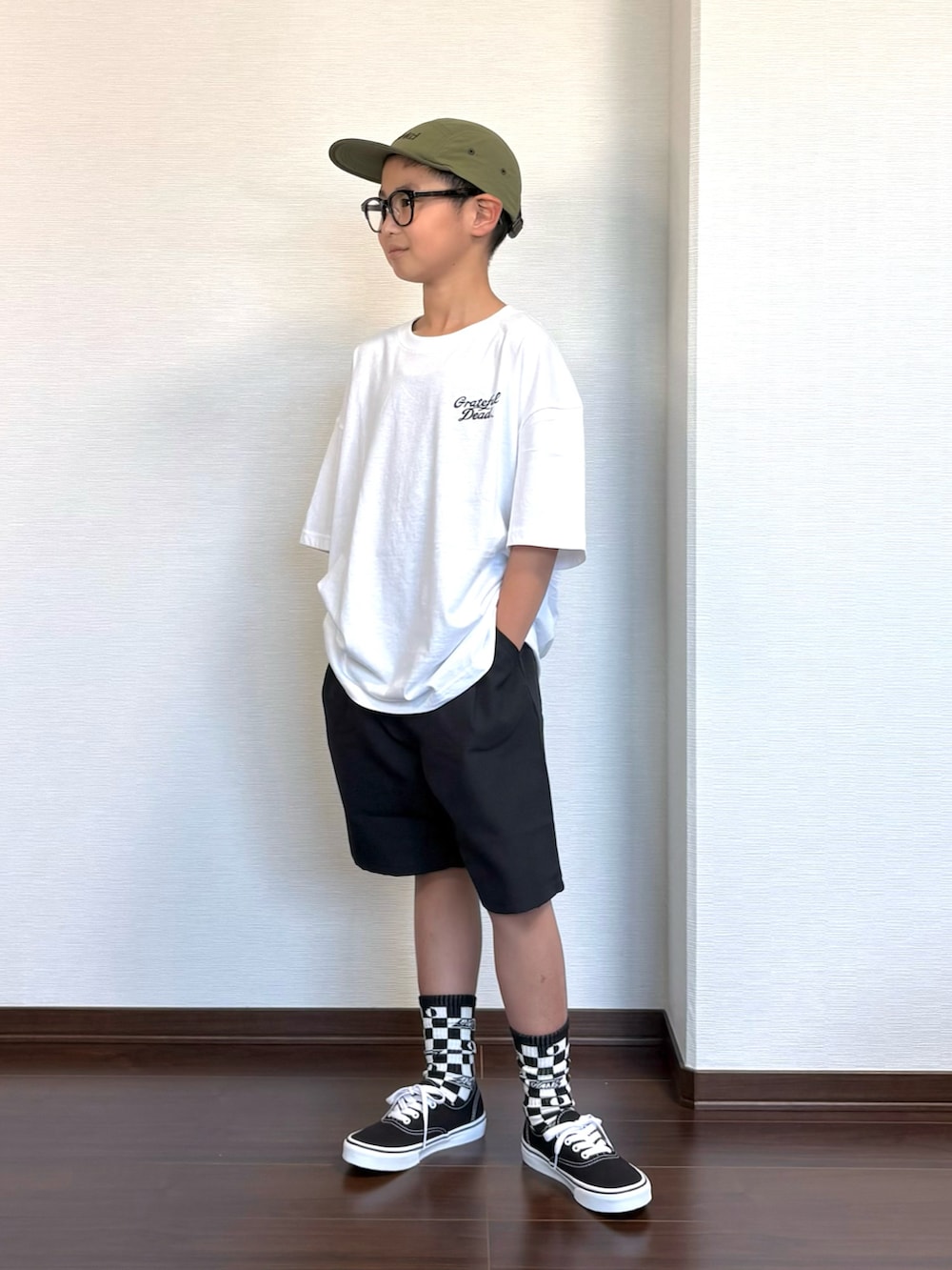 ホワイト系のTシャツ/カットソー、ブラック系のその他パンツ、ブラック系のスニーカーを着用したキッズの夏コーディネートの2枚目の写真