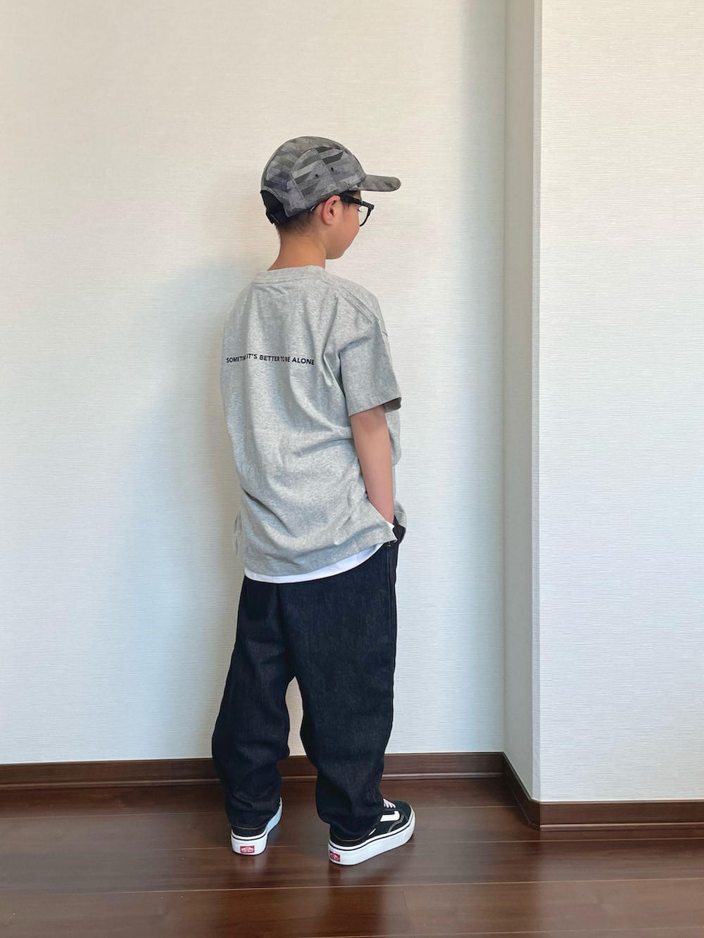 グレー系のTシャツ/カットソー、ホワイト系のタンクトップ、ブラック系のデニムパンツを着用したキッズの春コーディネートの2枚目の写真