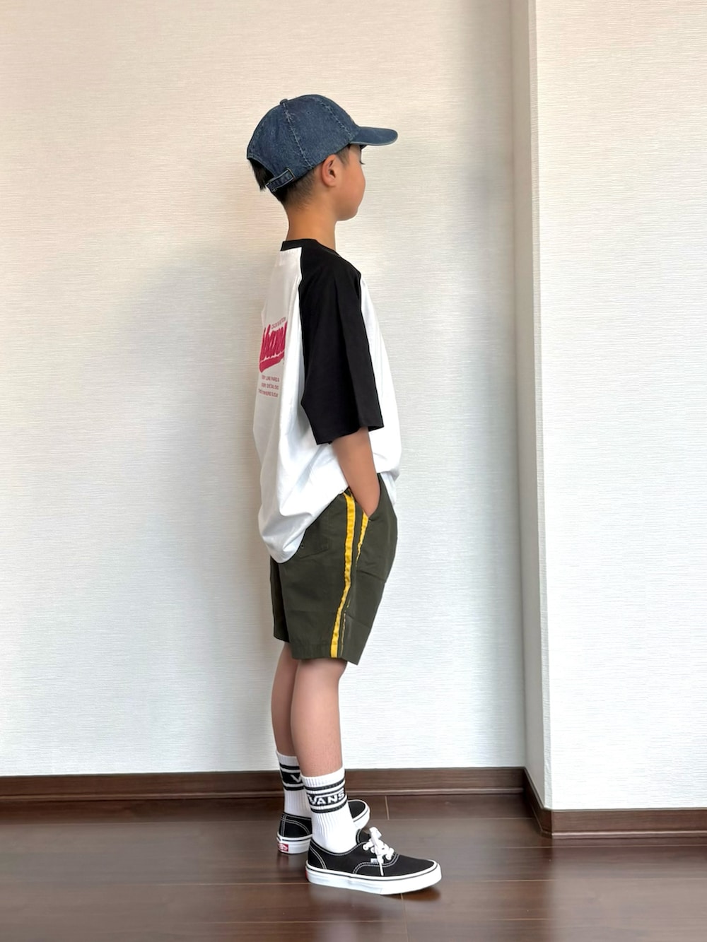 ホワイト系のTシャツ/カットソー、グリーン系のその他パンツ、ブラック系のスニーカーを着用したキッズの春コーディネートの2枚目の写真