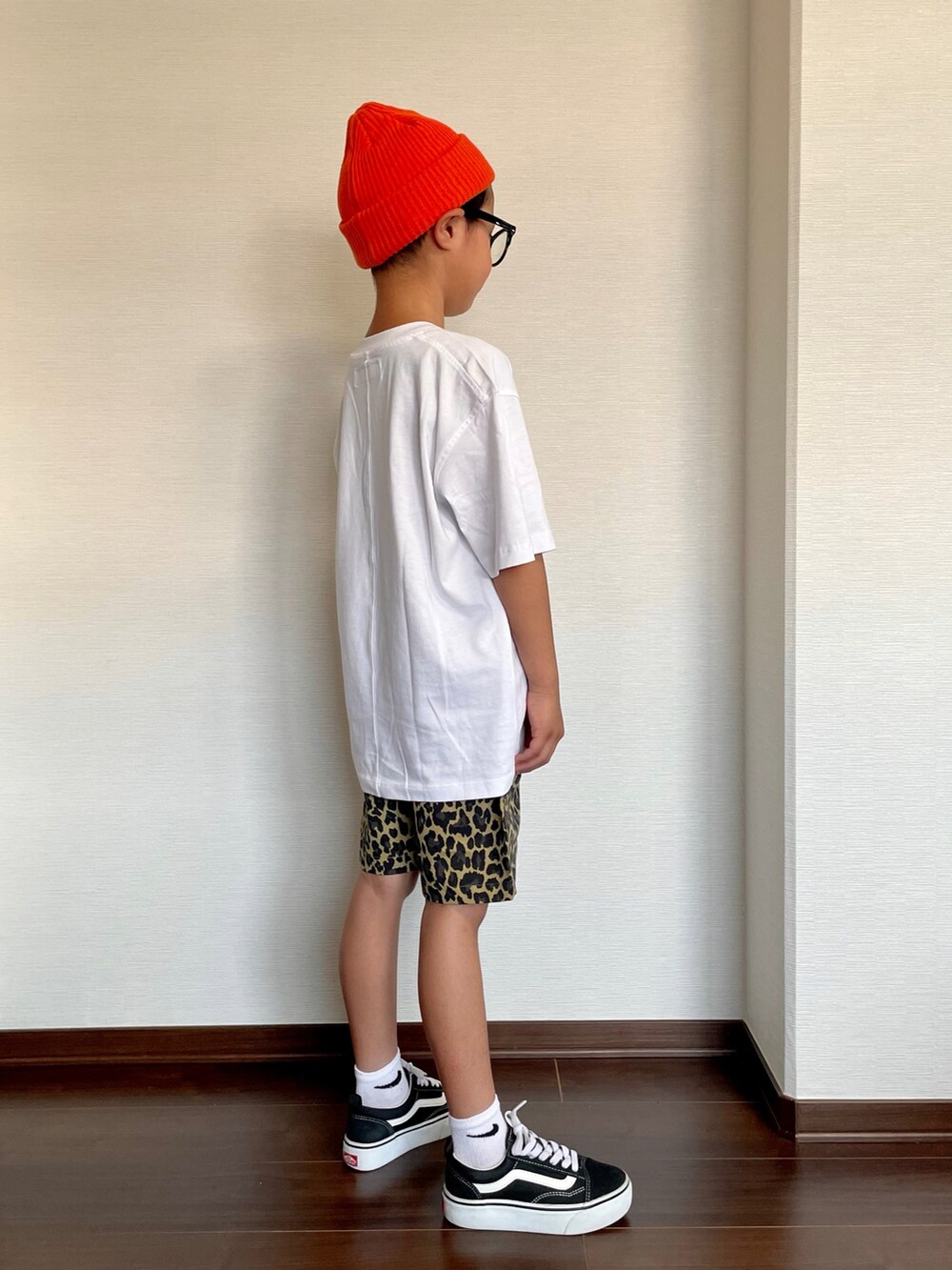 ホワイト系のTシャツ/カットソー、その他のその他パンツ、ブラック系のスニーカーを着用したキッズの夏コーディネートの3枚目の写真