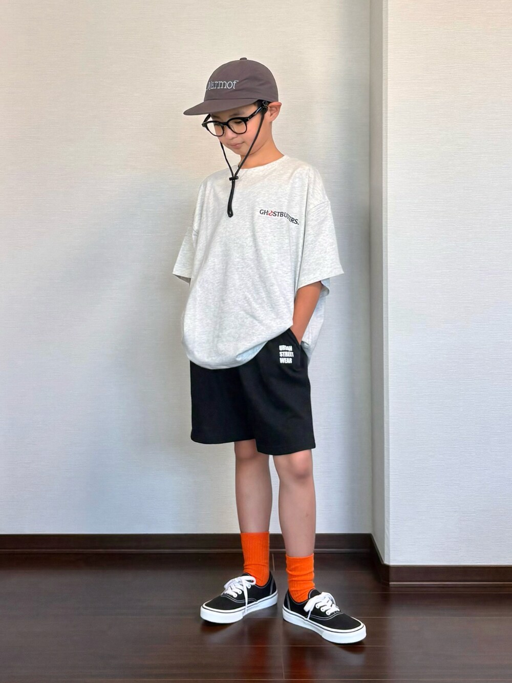 ブラック系のスウェットパンツ、グレー系のTシャツ/カットソー、ブラック系のスニーカーを着用したキッズの夏コーディネートの2枚目の写真