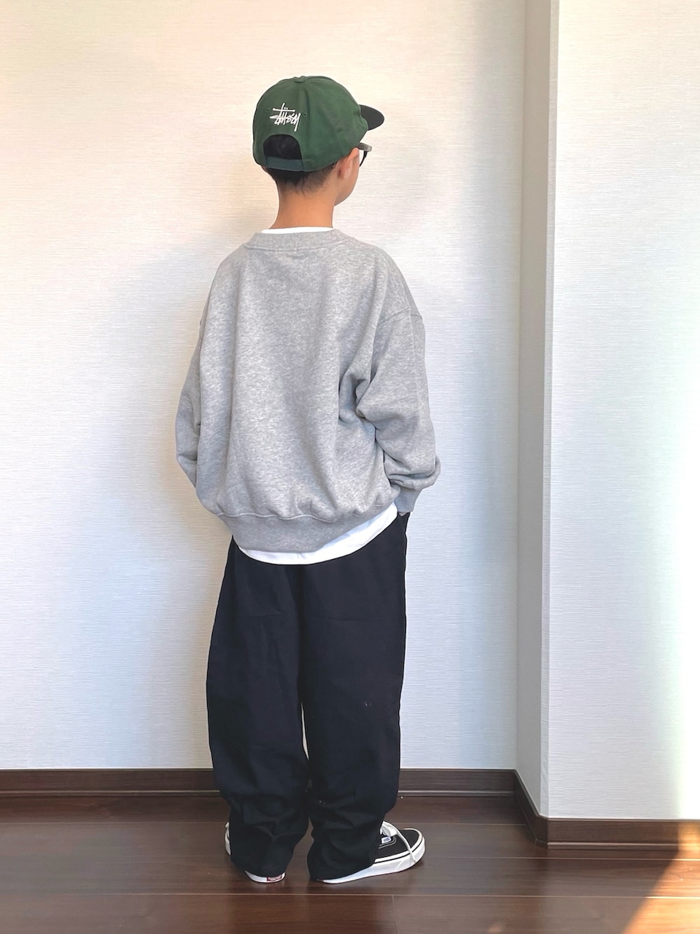 グレー系のスウェット、ブラック系のその他パンツ、ブラック系のスニーカーを着用したキッズの冬コーディネートの2枚目の写真