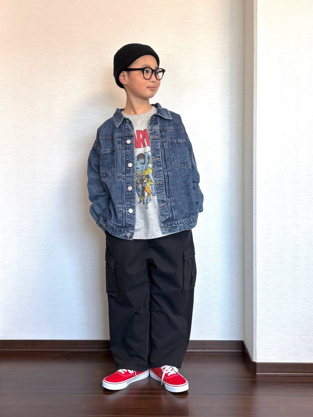 グレー系のTシャツ/カットソー、ブルー系のデニムジャケット、ブラック系のカーゴパンツを着用したキッズの冬コーディネートの2枚目の写真