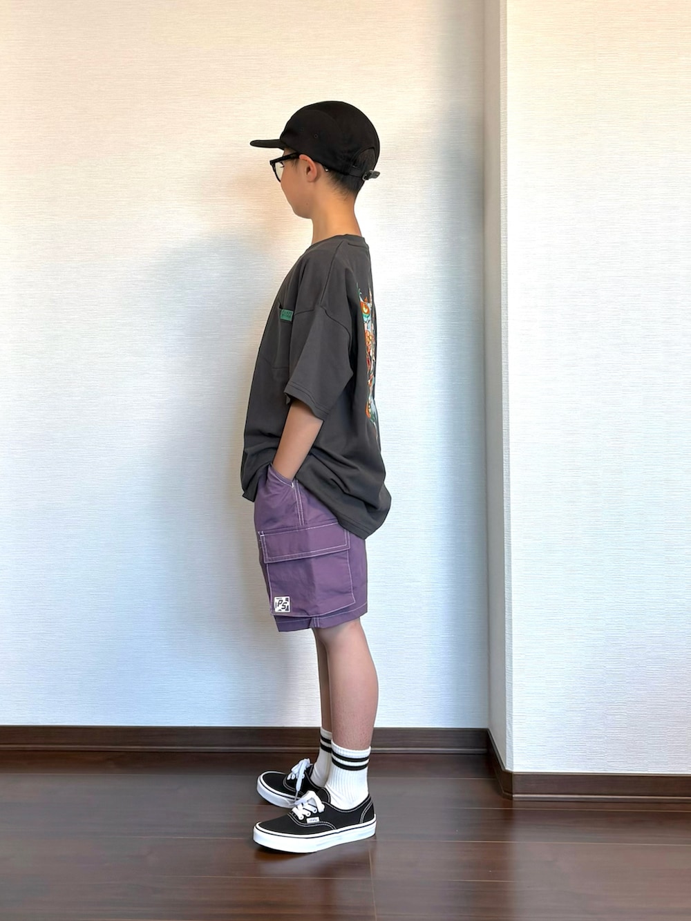 ブラック系のTシャツ/カットソー、パープル系のその他パンツ、ブラック系のスニーカーを着用したキッズの春コーディネートの2枚目の写真