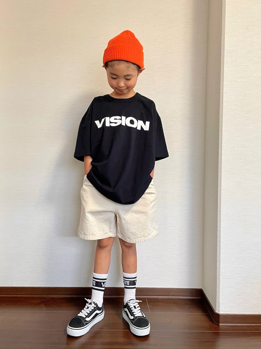ブラック系のTシャツ/カットソー、ホワイト系のその他パンツ、ブラック系のスニーカーを着用したキッズの夏コーディネートの2枚目の写真