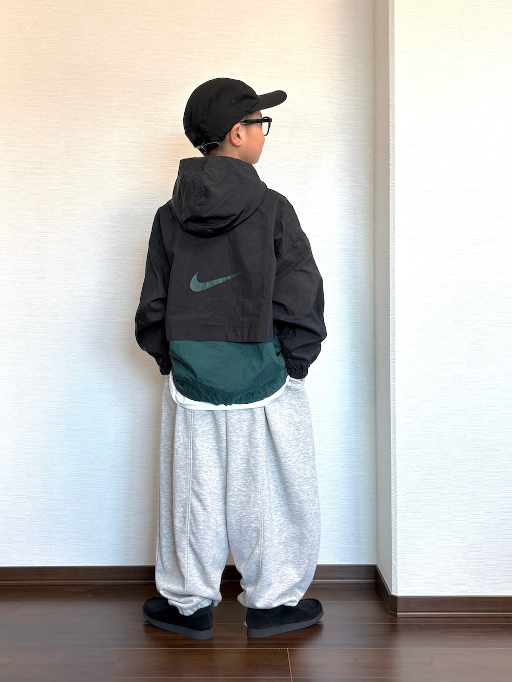 グレー系のスウェットパンツ、ブラック系のジャケット/アウター、ブラック系のシューズを着用したキッズの冬コーディネートの3枚目の写真