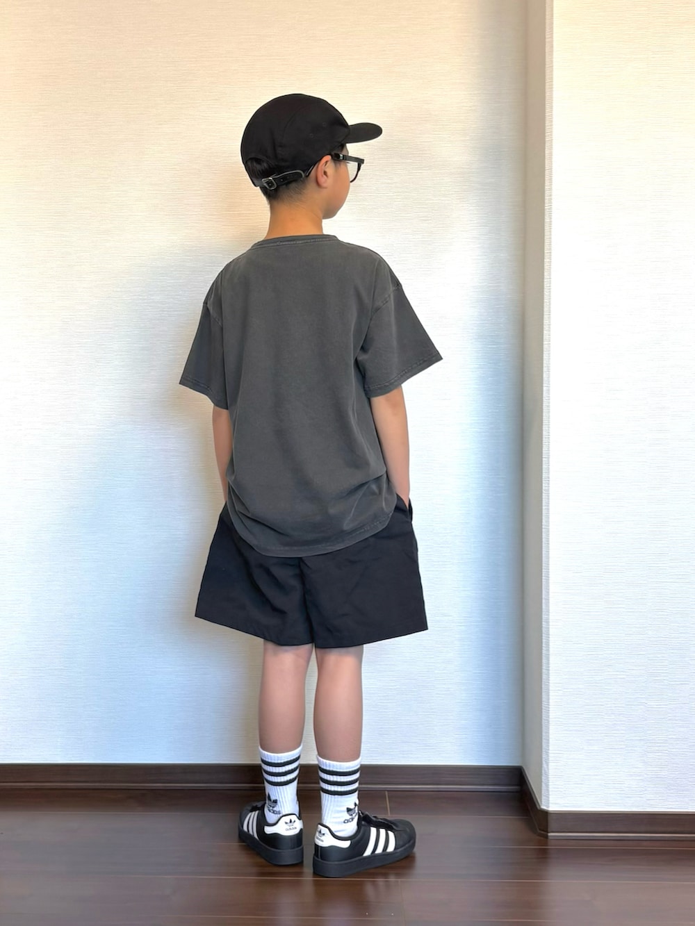ブラック系のスニーカー、ブラック系のTシャツ/カットソー、ブラック系のパンツを着用したキッズの春コーディネートの3枚目の写真
