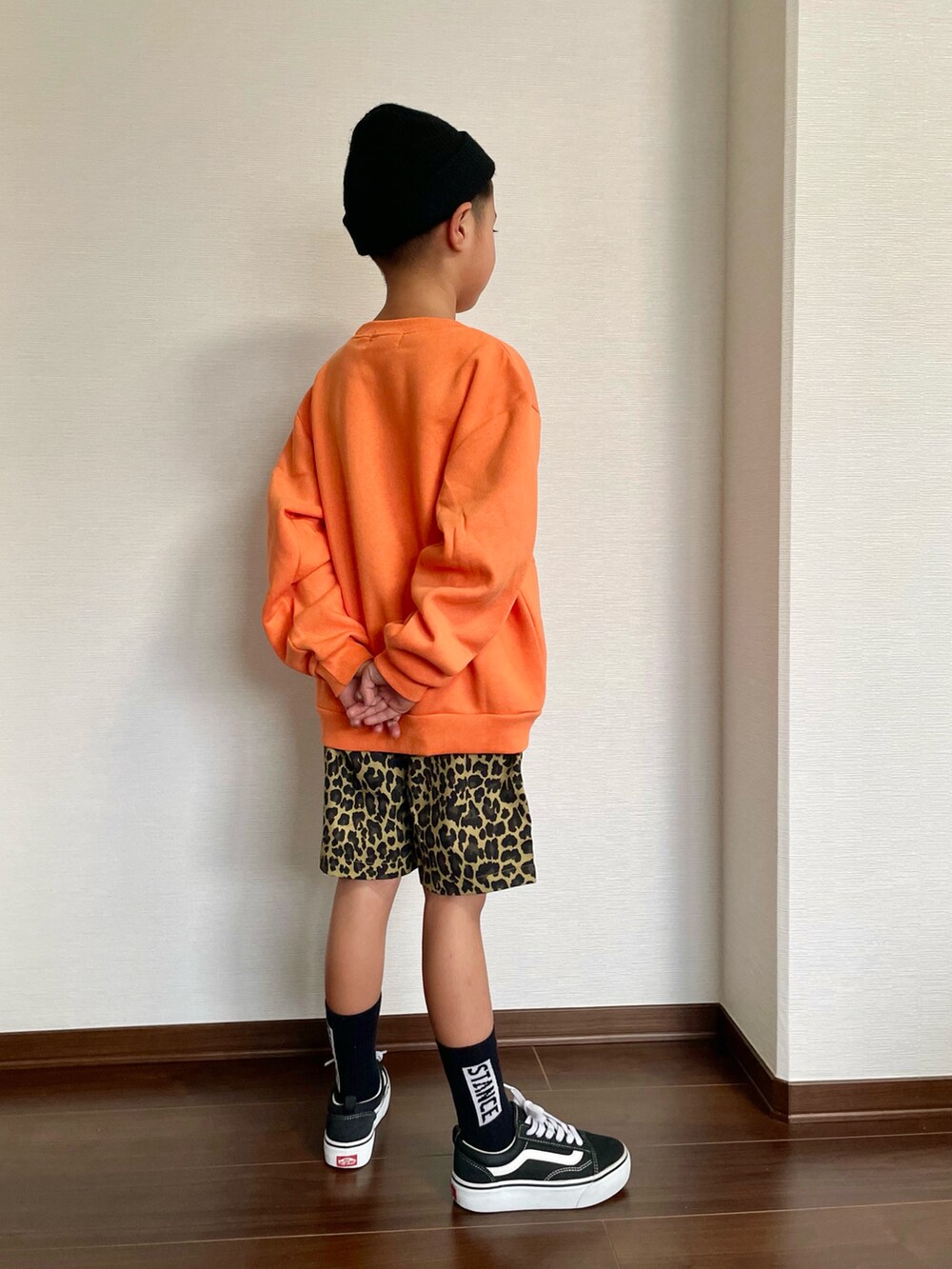 オレンジ系のスウェット、その他のその他パンツ、ブラック系のスニーカーを着用したキッズの秋コーディネートの2枚目の写真