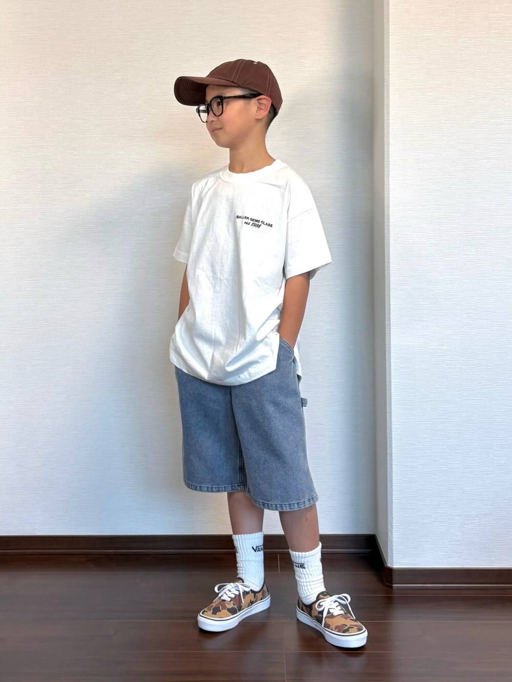 ホワイト系のTシャツ/カットソー、ブルー系のその他パンツ、ホワイト系のソックス/靴下を着用したキッズの夏コーディネートの2枚目の写真