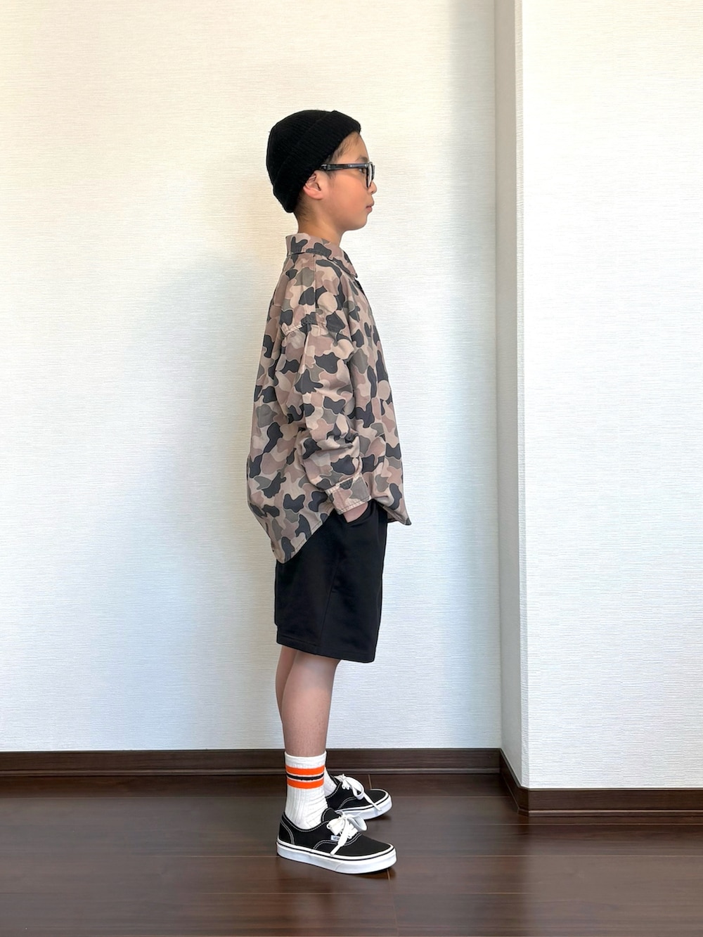 その他のシャツ/ブラウス、ブラック系のスウェットパンツ、ブラック系のスニーカーを着用したキッズの春コーディネートの2枚目の写真