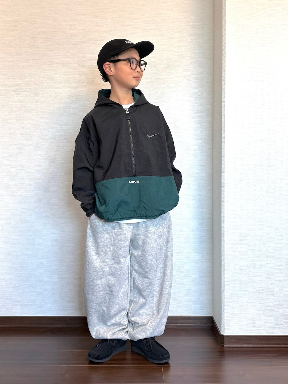 グレー系のスウェットパンツ、ブラック系のジャケット/アウター、ブラック系のシューズを着用したキッズの冬コーディネートの2枚目の写真