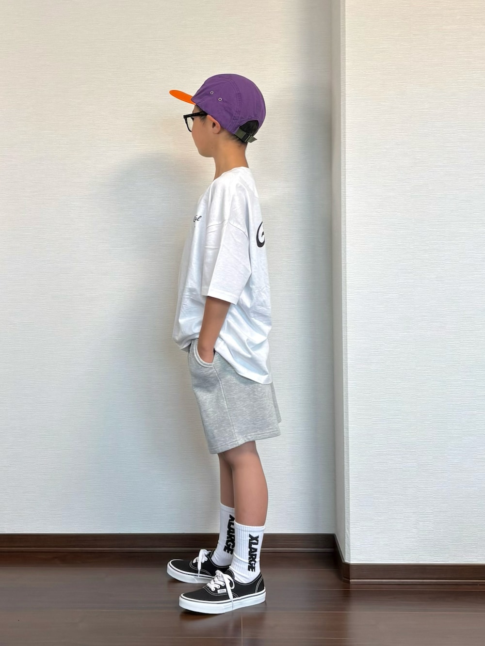 ホワイト系のTシャツ/カットソー、グレー系のセットアップ、ブラック系のスニーカーを着用したキッズの夏コーディネートの3枚目の写真