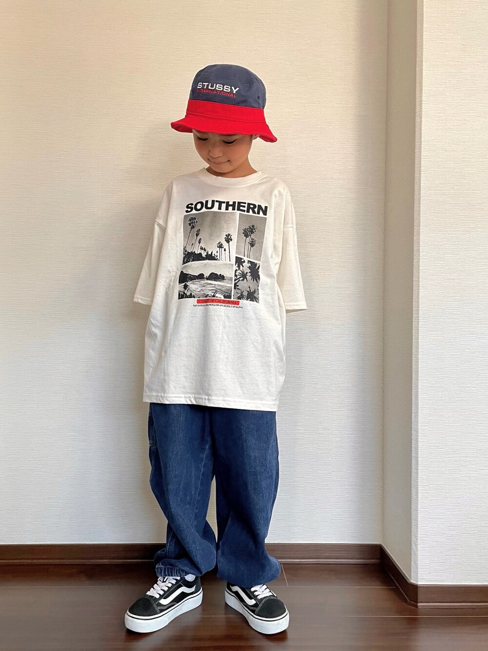 「アツいコーデ全部見せ、夏コーデ、プチプラ、ストリート、お出かけコーデ、バケットハット、Tシャツ、白Tシャツ、デニム、オーバーサイズ、スニーカー、GU」｜「STUSSYのアイテム（帽子、その他）」を使った、ryoooutaaaさん（キッズ・124cm）の夏コーディネートの2枚目の写真