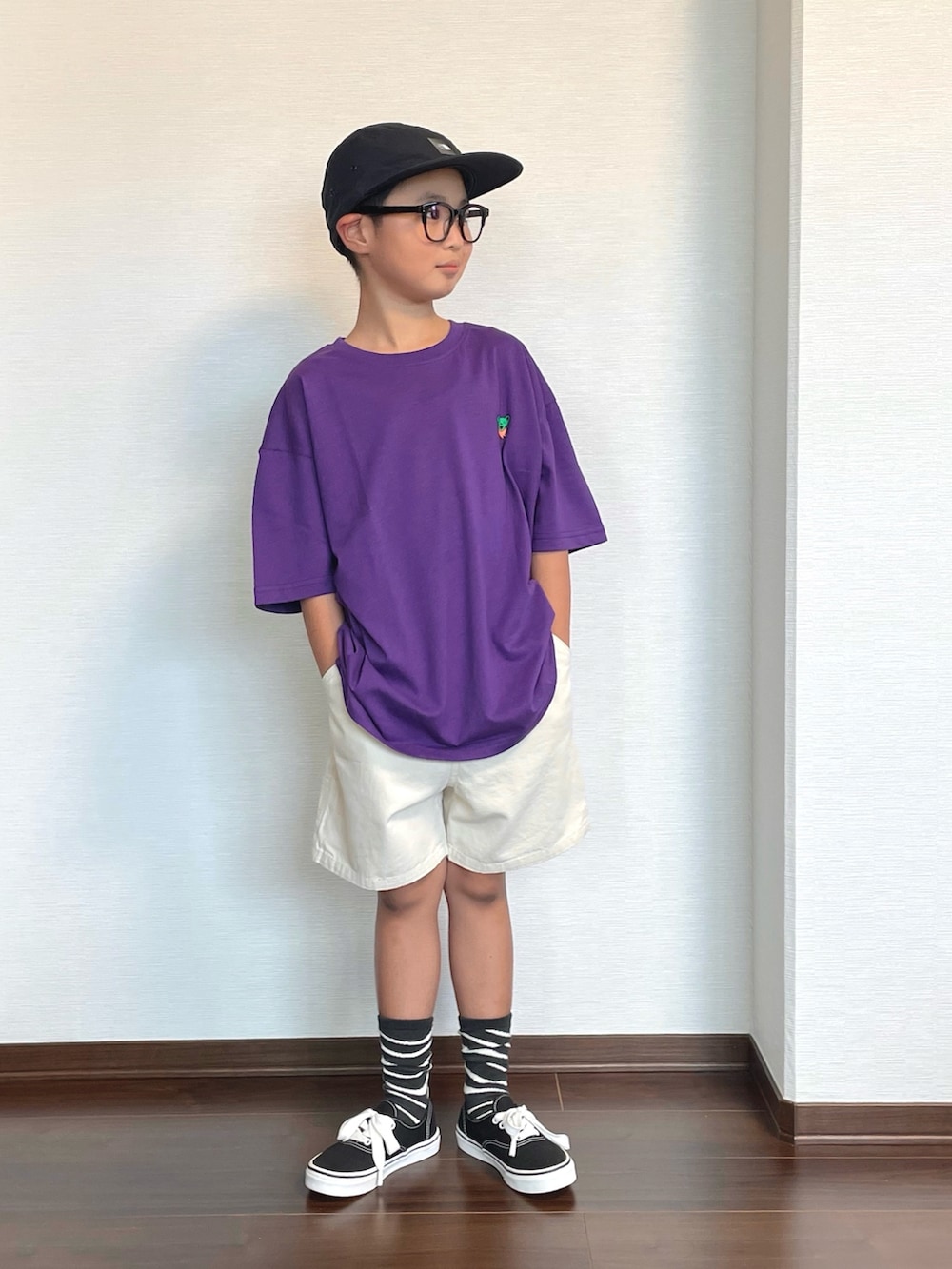 パープル系のTシャツ/カットソー、ホワイト系のその他パンツ、ブラック系のスニーカーを着用したキッズの夏コーディネートの2枚目の写真