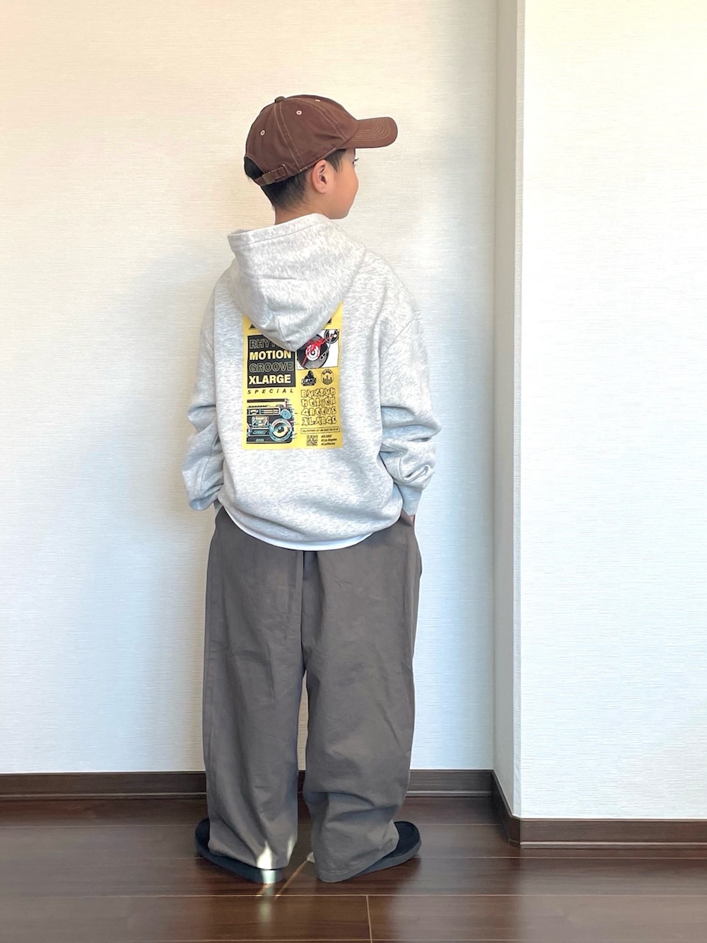 グレー系のパーカー、グレー系のその他パンツ、ブラック系のシューズを着用したキッズの冬コーディネートの2枚目の写真