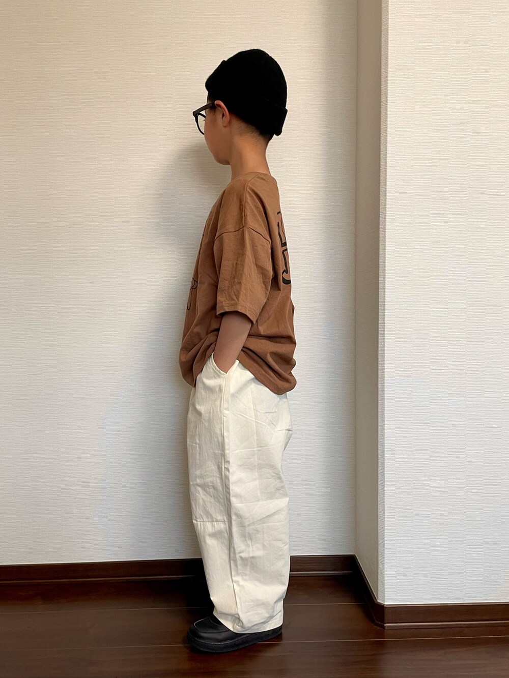 ブラウン系のTシャツ/カットソー、ホワイト系のカーゴパンツ、ホワイト系のスニーカーを着用したキッズの春コーディネートの3枚目の写真