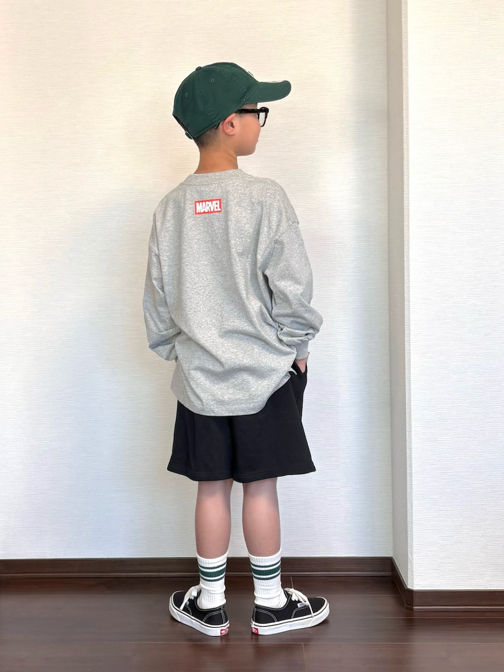 グレー系のTシャツ/カットソー、ブラック系のスウェットパンツ、ブラック系のスニーカーを着用したキッズの春コーディネートの2枚目の写真