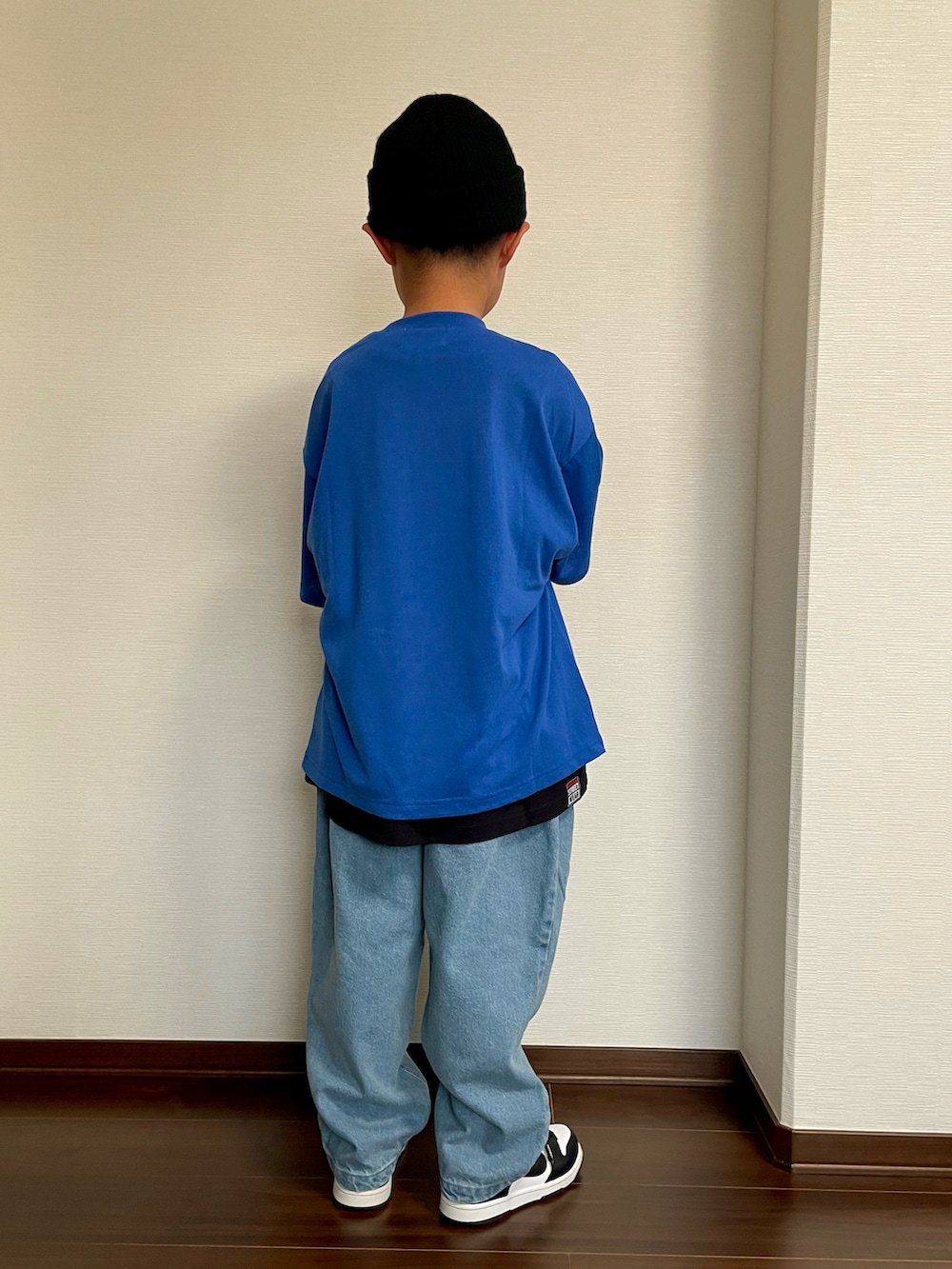 「カジュアルコーデ、春コーデ、シンプルコーデ、ストリート、レイヤードスタイル、プチプラ、ゆるコーデ、ニット帽、Tシャツ、デニム、スニーカー」｜「PAIRMANON STREETの【PAIRMANON STREET】天竺 アソート モチーフ フォトプリント 半袖 Tシャツ（Tシャツ/カットソー、ブルー系）」を使った、ryoooutaaaさん（キッズ・124cm）の春コーディネートの3枚目の写真