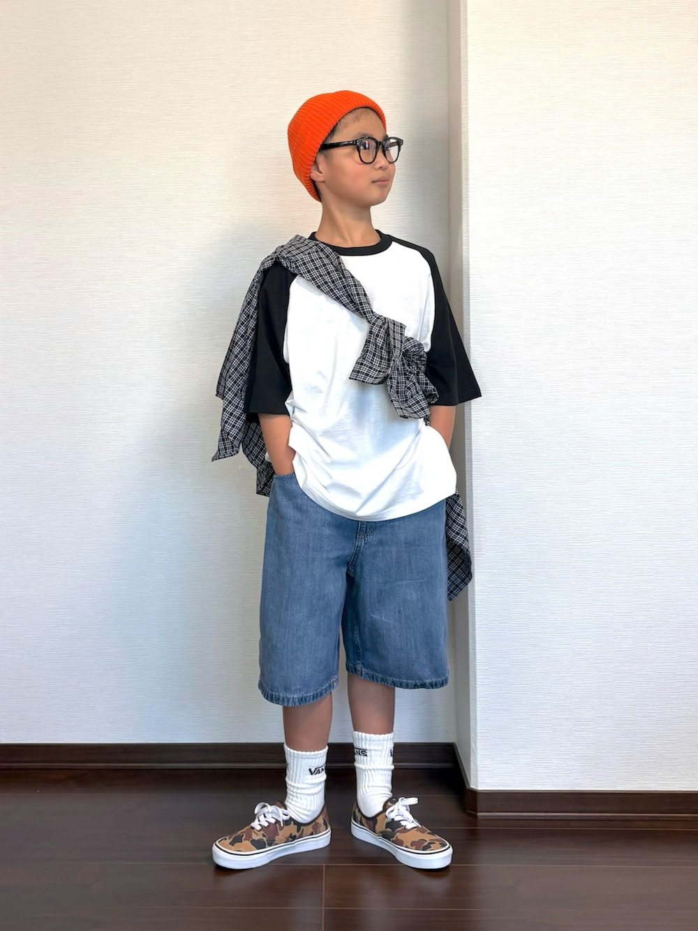 ホワイト系のTシャツ/カットソー、ブラック系のシャツ/ブラウス、ブルー系のデニムパンツを着用したキッズの夏コーディネートの2枚目の写真