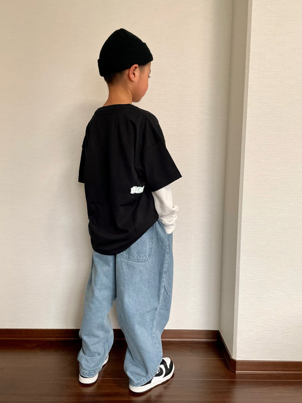 ブラック系のTシャツ/カットソー、ホワイト系のTシャツ/カットソー、ブルー系のデニムパンツを着用したキッズの春コーディネートの3枚目の写真