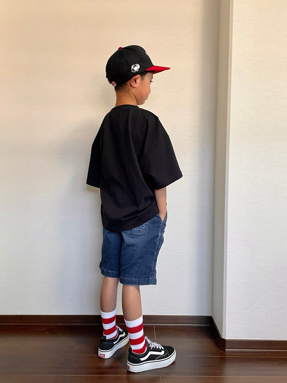 ブラック系のTシャツ/カットソー、ブルー系のデニムパンツ、ブラック系のスニーカーを着用したキッズの夏コーディネートの2枚目の写真