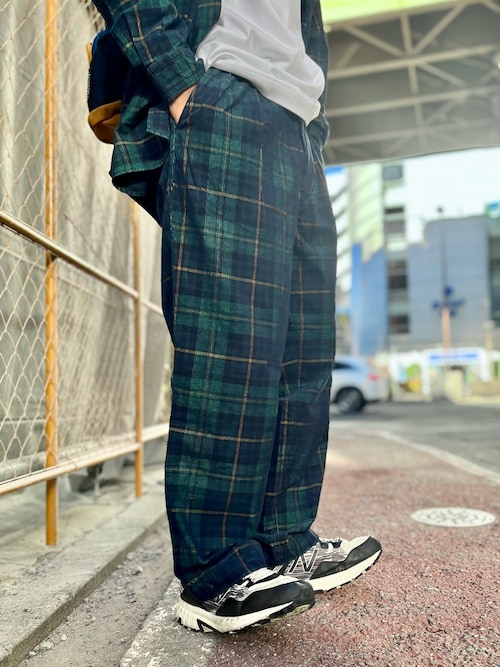 BEAMS / ブラックウォッチ コーデュロイ 2プリーツ パンツを使っ