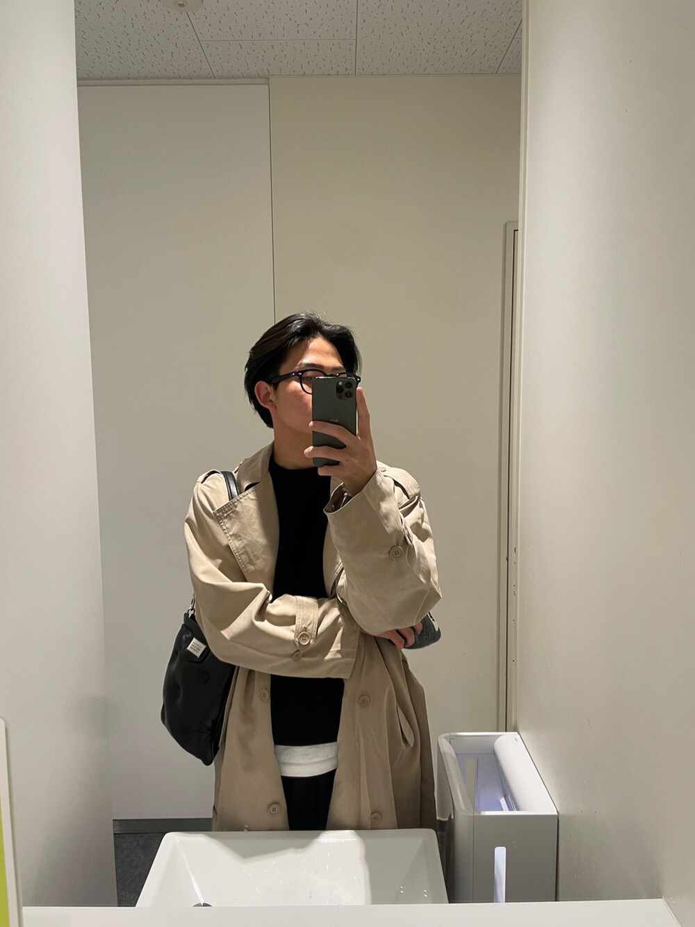 「シンプル、冬コーデ、キレイめ」｜「ANPASのアイテム（トレンチコート、ベージュ系）」を使った、shinさん（メンズ・173cm）の冬コーディネートの2枚目の写真