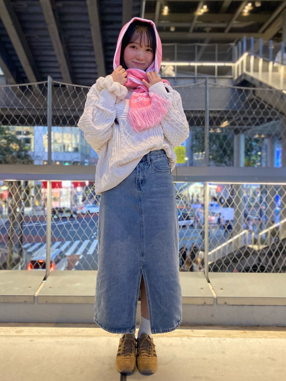 「スニーカー、ニット、セーター、adidas、スカーフ、adidas originals、カントリー、アディダスオリジナルス、70s、アディダススニーカー」｜「adidasのアディカラー サッカースカーフ / アディダスオリジナルス adidas Originals（マフラー、ピンク系）」を使った、UIさん（レディース・154cm）の秋コーディネートの2枚目の写真