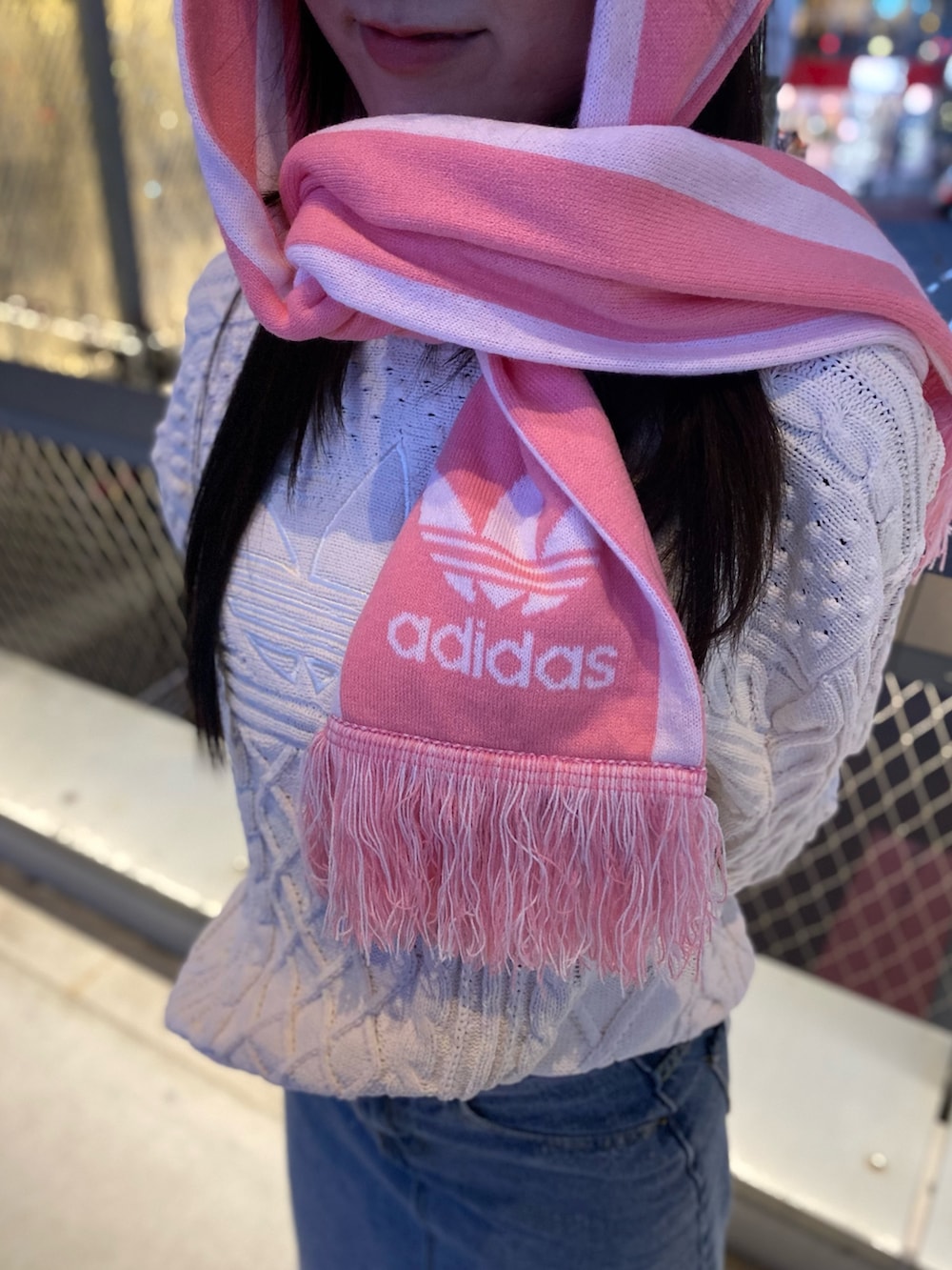 「スニーカー、ニット、セーター、adidas、スカーフ、adidas originals、カントリー、アディダスオリジナルス、70s、アディダススニーカー」｜「adidasのアディカラー サッカースカーフ / アディダスオリジナルス adidas Originals（マフラー、ピンク系）」を使った、UIさん（レディース・154cm）の秋コーディネートの3枚目の写真