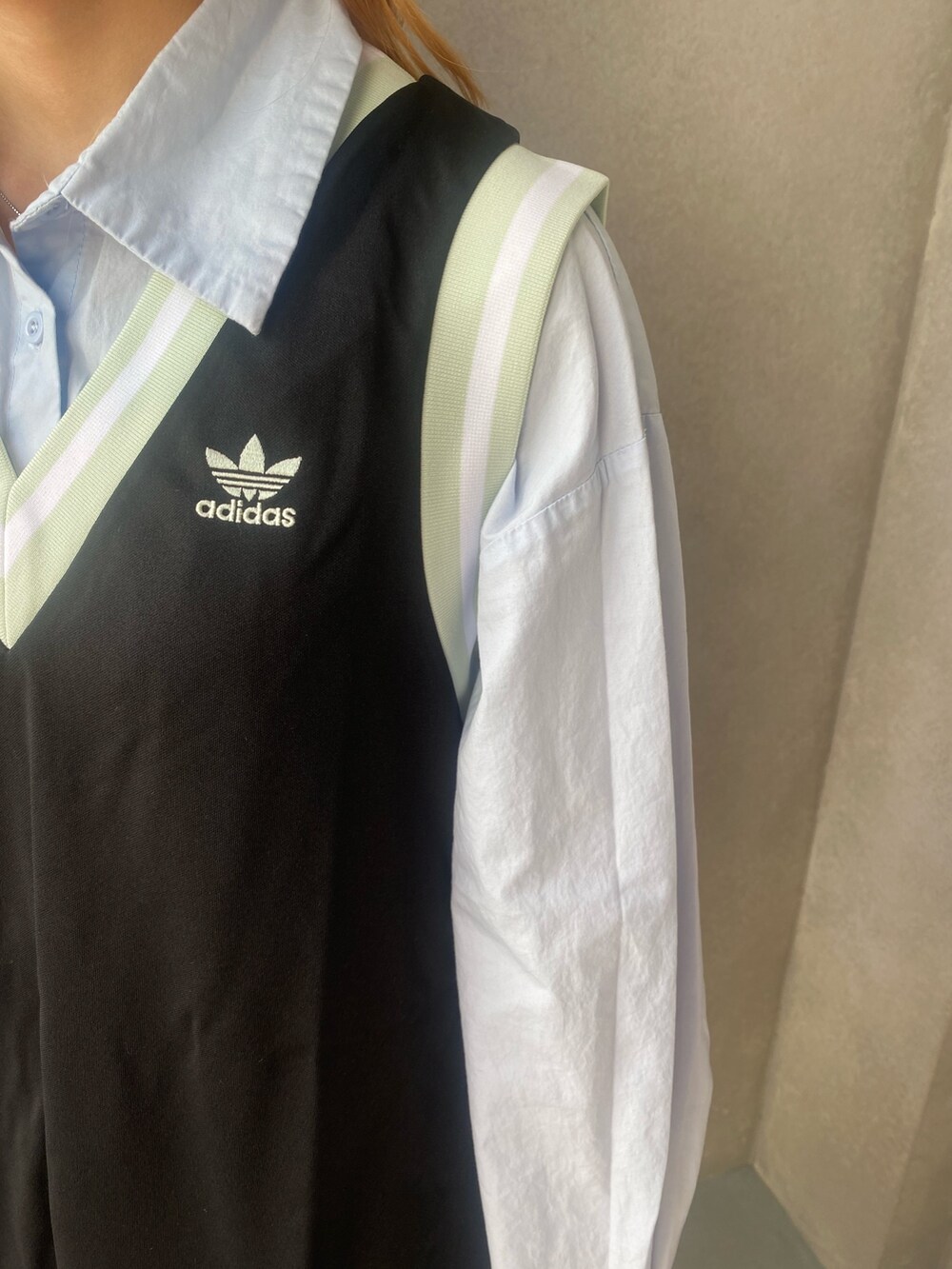 ブラック系のワンピースを着用したレディースの秋コーディネートの4枚目の写真