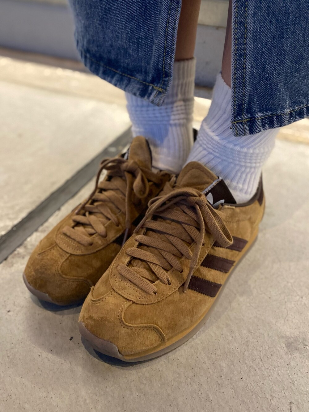 「スニーカー、ニット、セーター、adidas、スカーフ、adidas originals、カントリー、アディダスオリジナルス、70s、アディダススニーカー」｜「adidasのアディカラー サッカースカーフ / アディダスオリジナルス adidas Originals（マフラー、ピンク系）」を使った、UIさん（レディース・154cm）の秋コーディネートの4枚目の写真
