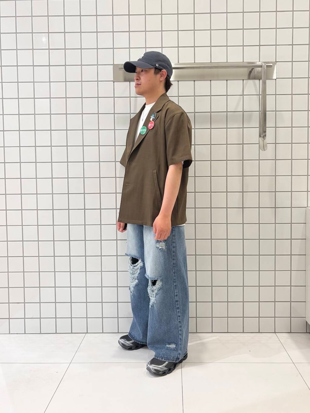 「ワイドパンツ、ジャケット、カジュアル、Tシャツ、きれいめカジュアル、低身長、senseofplace、夏コーデ、休日スタイル、リネンライク、ワイドデニム、テーラード、オールシーズン、ダメージ、私のイチ推しブランド」｜「SENSE OF PLACE by URBAN RESEARCHのコットンスムースショートスリーブTシャツ（Tシャツ/カットソー、ホワイト系）」を使った、shinshinさん（メンズ・166cm）の夏コーディネートの2枚目の写真