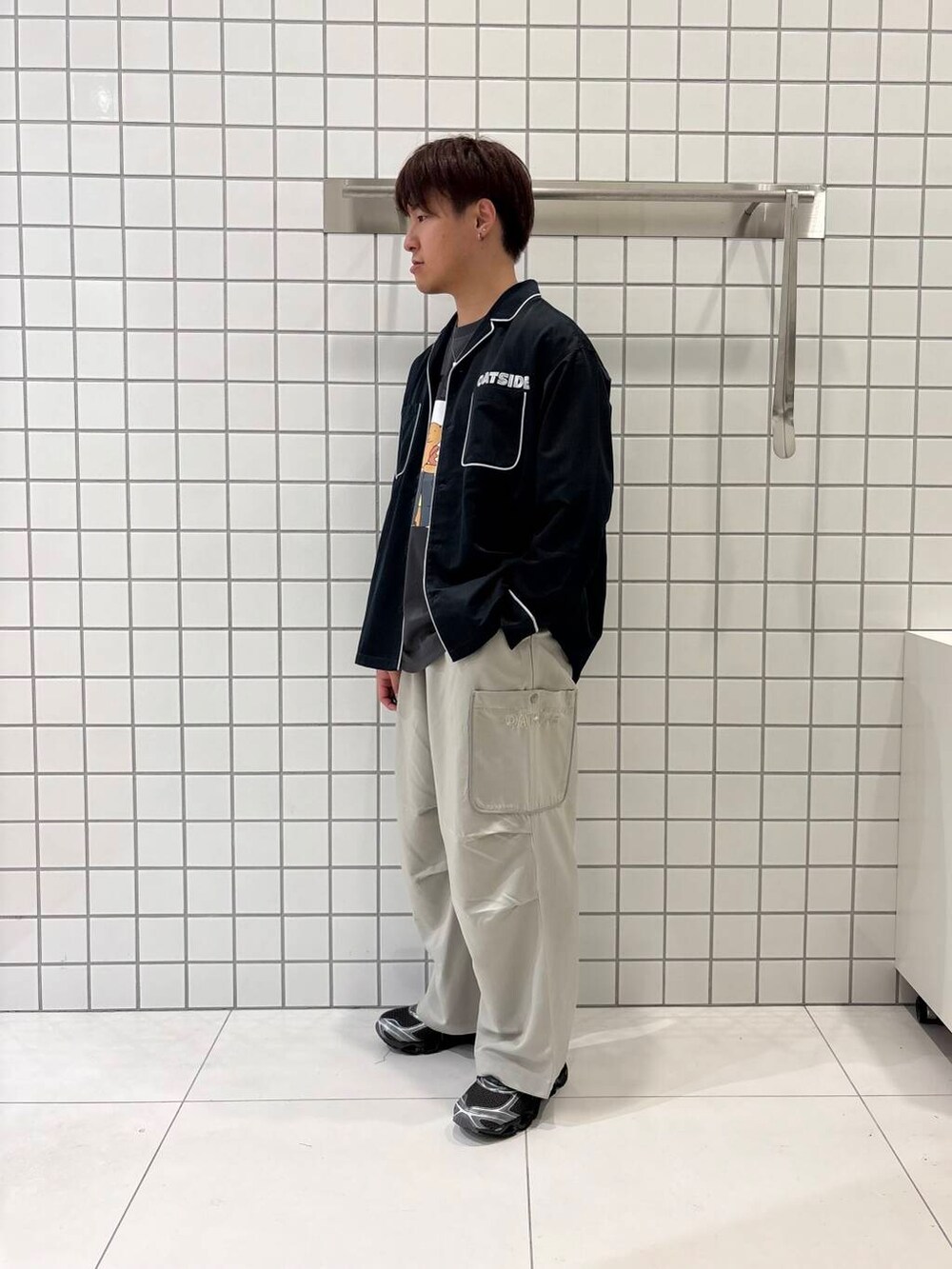 「ワイドパンツ、セットアップ、カジュアル、Tシャツ、イージーパンツ、カーゴパンツ、オープンカラーシャツ、アウトドア、オープンカラー、低身長、senseofplace、夏コーデ、休日スタイル、オールシーズン、グラフィック」|「SENSE OF PLACE by URBAN RESEARCHの『別注』OATSIDE×SENSE OF PLACE オープンカラーシャツ(シャツ/ブラウス、ブラック系)」を使った、shinshinさん(メンズ・166cm)の春コーディネートの2枚目の写真
