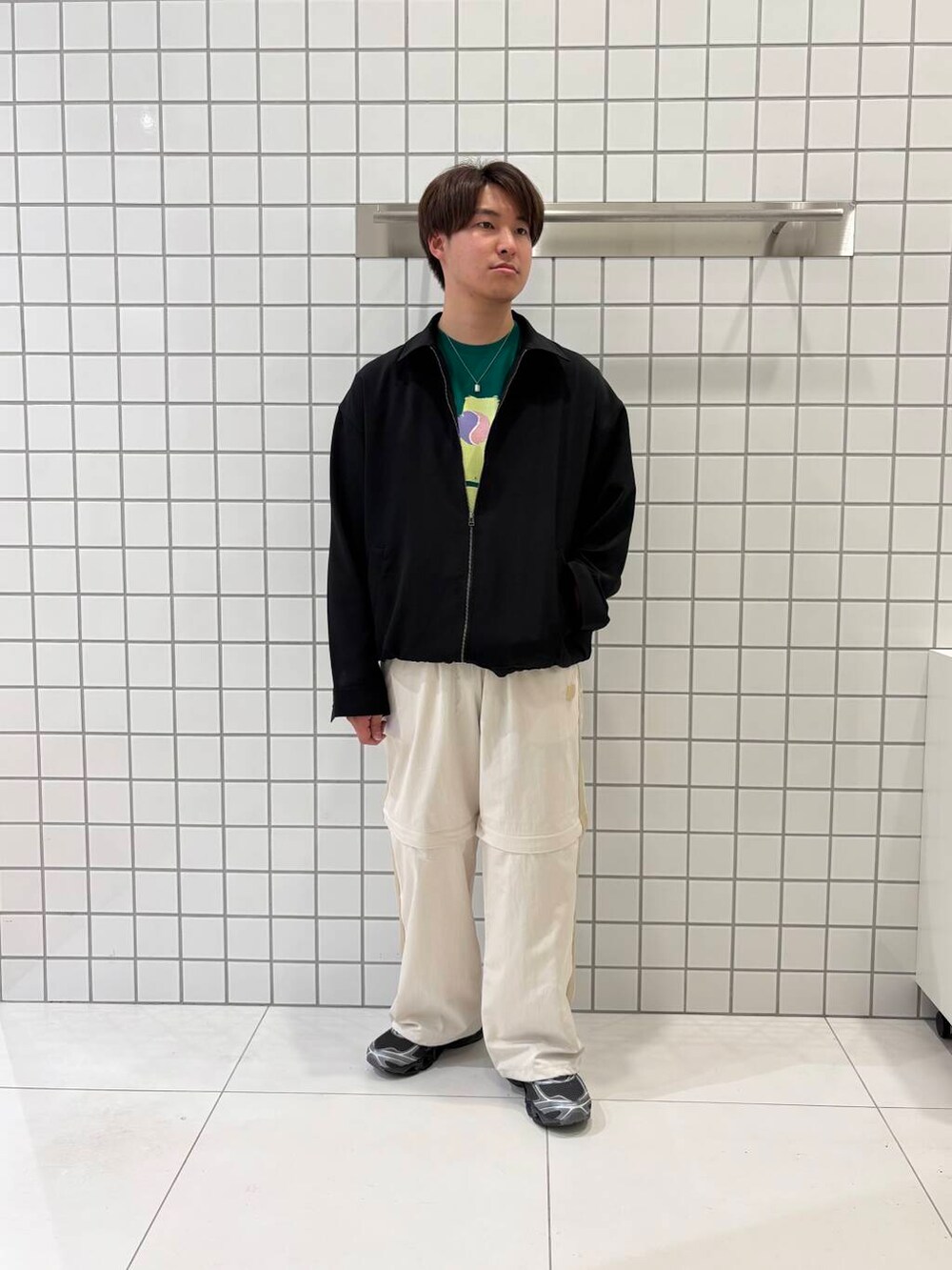 「Tシャツ、カットソー、アウトドア、ブルゾン、低身長、トラックパンツ、senseofplace、夏コーデ、UVカット、休日スタイル、リネンライク、グラフィック、コラボ、春夏コーデ、コラボアイテム」|「SENSE OF PLACE by URBAN RESEARCHの『UR TECH DRYLUXE』リネンライクジップブルゾン(ブルゾン、ブラック系)」を使った、shinshinさん(メンズ・166cm)の春コーディネートの2枚目の写真