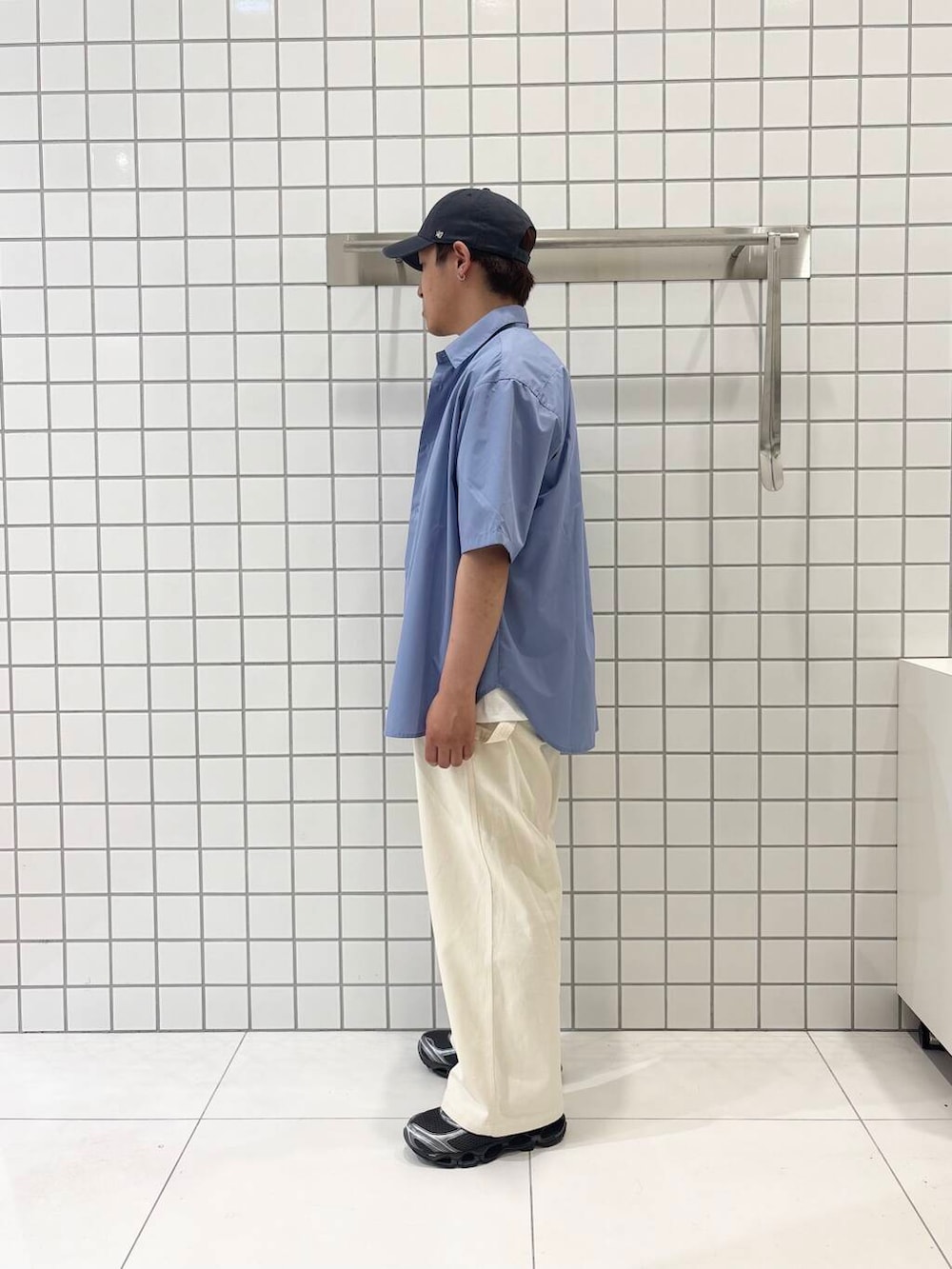 「シャツ、ワイドパンツ、カジュアル、Tシャツ、イージーパンツ、きれいめカジュアル、アウトドア、低身長、senseofplace、夏コーデ、休日スタイル、オールシーズン、ペインターパンツ、グラフィック、コラボ」|「SENSE OF PLACE by URBAN RESEARCHの『ユニセックス』リラックスフィットレギュラーカラーショートスリーブシャツ(シャツ/ブラウス、ブルー系)」を使った、shinshinさん(メンズ・166cm)の夏コーディネートの3枚目の写真