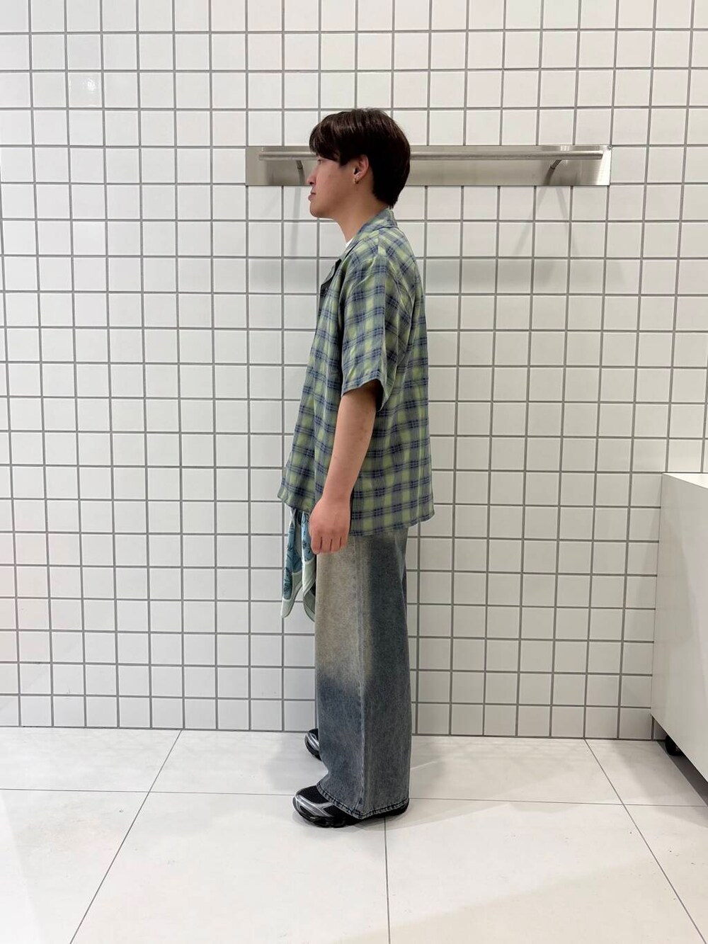 「ワイドパンツ、カジュアル、Tシャツ、きれいめカジュアル、オープンカラーシャツ、オープンカラー、低身長、senseofplace、夏コーデ、休日スタイル、ワイドデニム、オールシーズン、春夏コーデ、オンブレチェック、y2k」|「SENSE OF PLACE by URBAN RESEARCHの『一部WEB限定カラー』『ユニセックス』シシュウダンボールポンチショートスリーブTシャツ(Tシャツ/カットソー、ホワイト系)」を使った、shinshinさん(メンズ・166cm)の春コーディネートの3枚目の写真