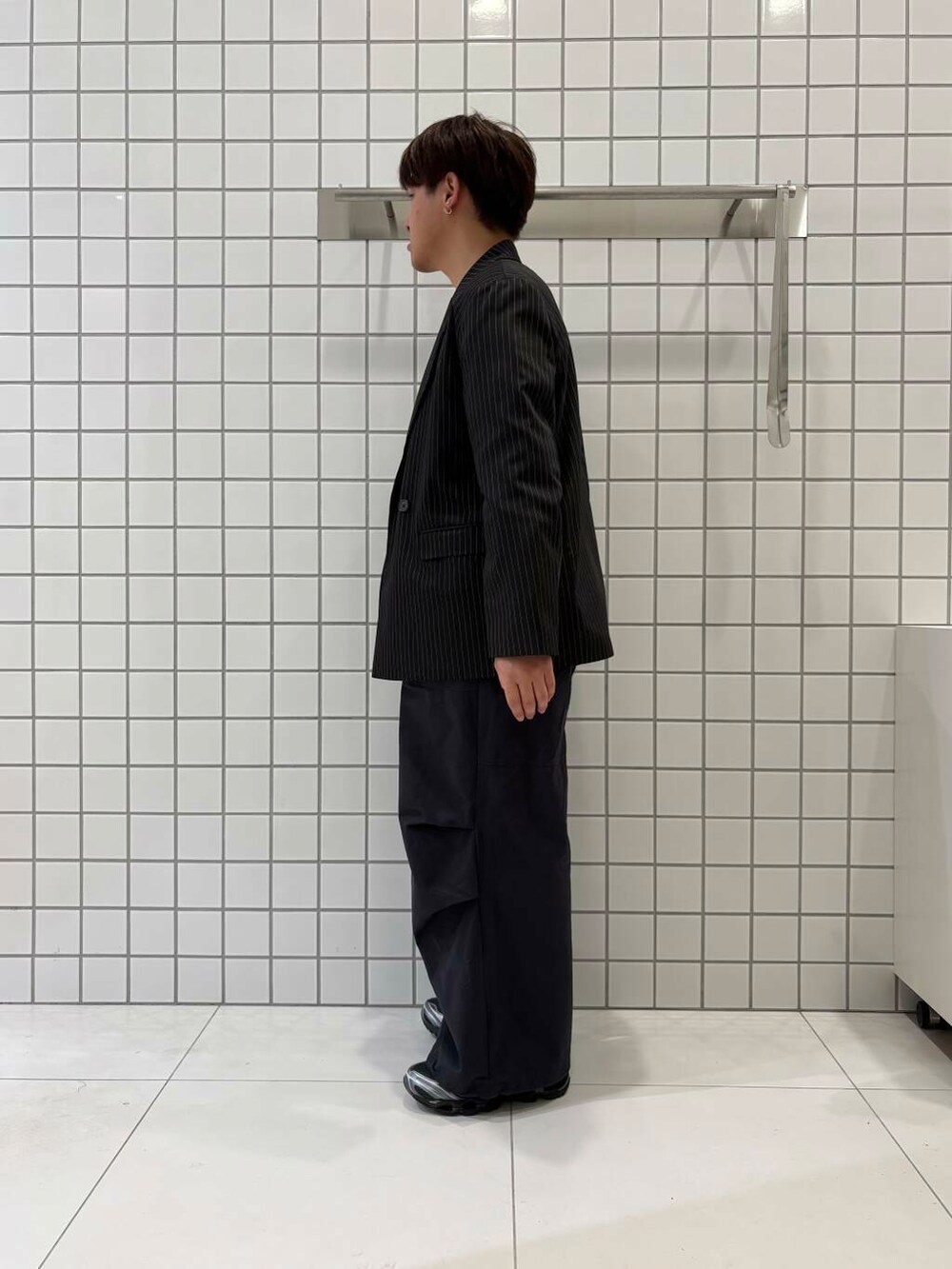 「ワイドパンツ、カジュアルコーデ、スウェット、ストライプ、テーラードジャケット、ベイカーパンツ、春コーデ、senseofplace、春カラーコーデ、キレイめカジュアル、ここでしか手に入らない別注アイテム、低身長おススメアウター、私のイチ推しブランド、春のジャケットスタイル」|「SENSE OF PLACE by URBAN RESEARCHの『セットアップ対応』ピンストライプルーズテーラードジャケット(テーラードジャケット、ブラック系)」を使った、shinshinさん(メンズ・165cm)の春コーディネートの2枚目の写真