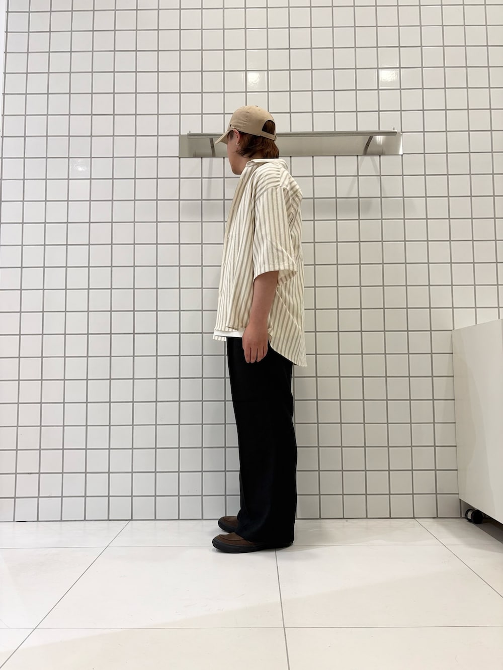 ブラック系のその他パンツ、ブラウン系のローファー、ホワイト系のTシャツ/カットソーを着用したメンズの夏コーディネートの2枚目の写真