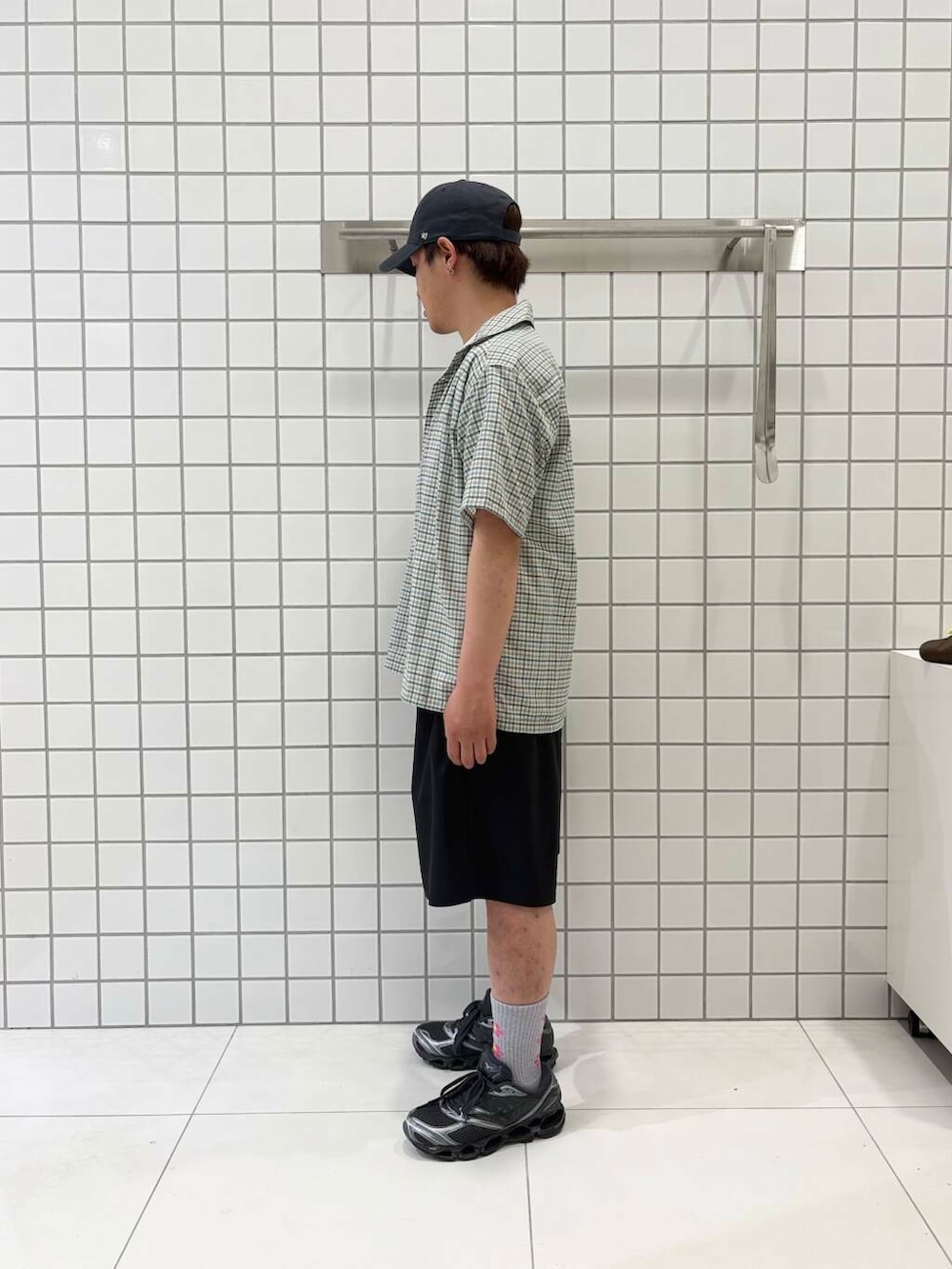 ブラック系のその他パンツ、ホワイト系のTシャツ/カットソー、グレー系のシャツ/ブラウスを着用したメンズの夏コーディネートの3枚目の写真