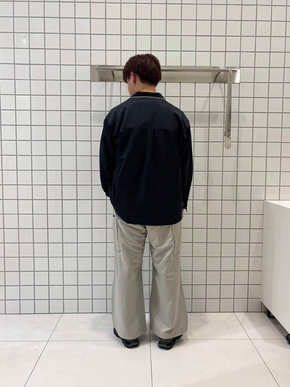 「ワイドパンツ、セットアップ、カジュアル、Tシャツ、イージーパンツ、カーゴパンツ、オープンカラーシャツ、アウトドア、オープンカラー、低身長、senseofplace、夏コーデ、休日スタイル、オールシーズン、グラフィック」|「SENSE OF PLACE by URBAN RESEARCHの『別注』OATSIDE×SENSE OF PLACE オープンカラーシャツ(シャツ/ブラウス、ブラック系)」を使った、shinshinさん(メンズ・166cm)の春コーディネートの4枚目の写真