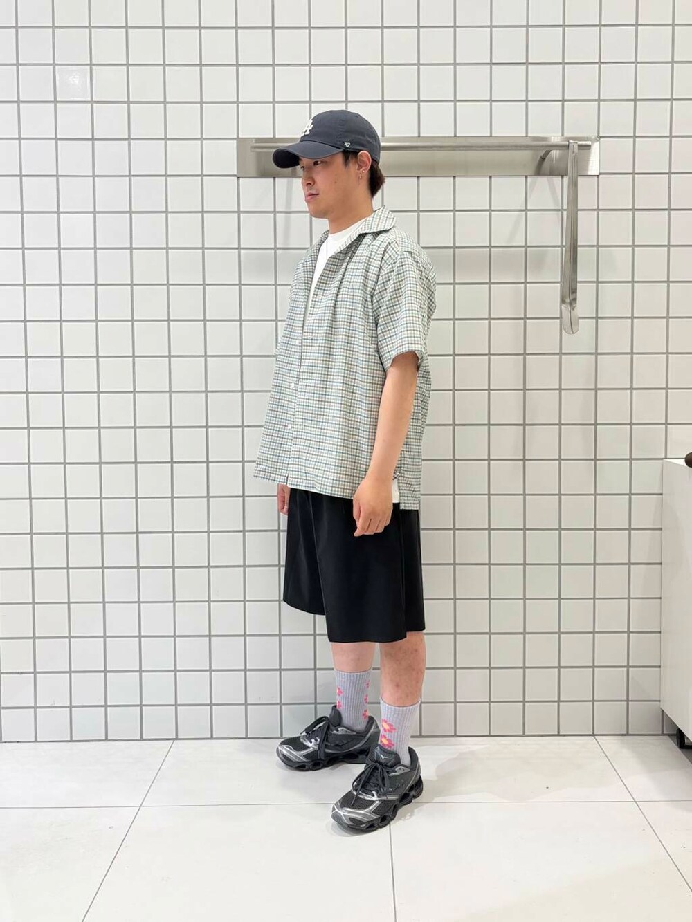 ブラック系のその他パンツ、ホワイト系のTシャツ/カットソー、グレー系のシャツ/ブラウスを着用したメンズの夏コーディネートの2枚目の写真