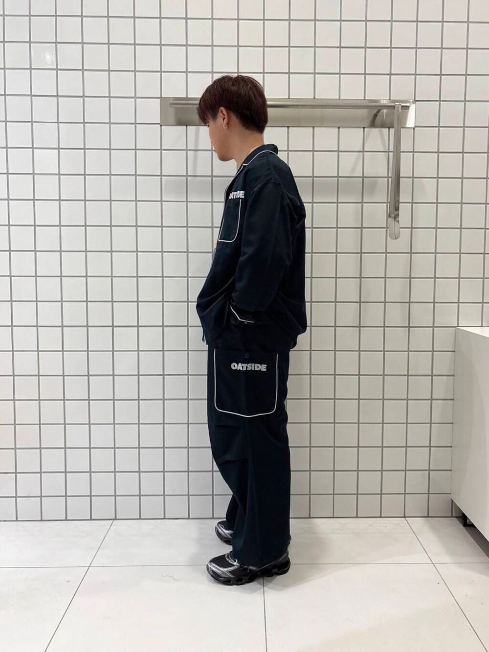 「シャツ、ワイドパンツ、セットアップ、カジュアル、Tシャツ、きれいめカジュアル、カーゴパンツ、オープンカラー、低身長、senseofplace、夏コーデ、休日スタイル、グラフィック、コラボ、春夏コーデ」|「SENSE OF PLACE by URBAN RESEARCHの『別注』OATSIDE×SENSE OF PLACE オープンカラーシャツ(シャツ/ブラウス、ブラック系)」を使った、shinshinさん(メンズ・166cm)の春コーディネートの3枚目の写真