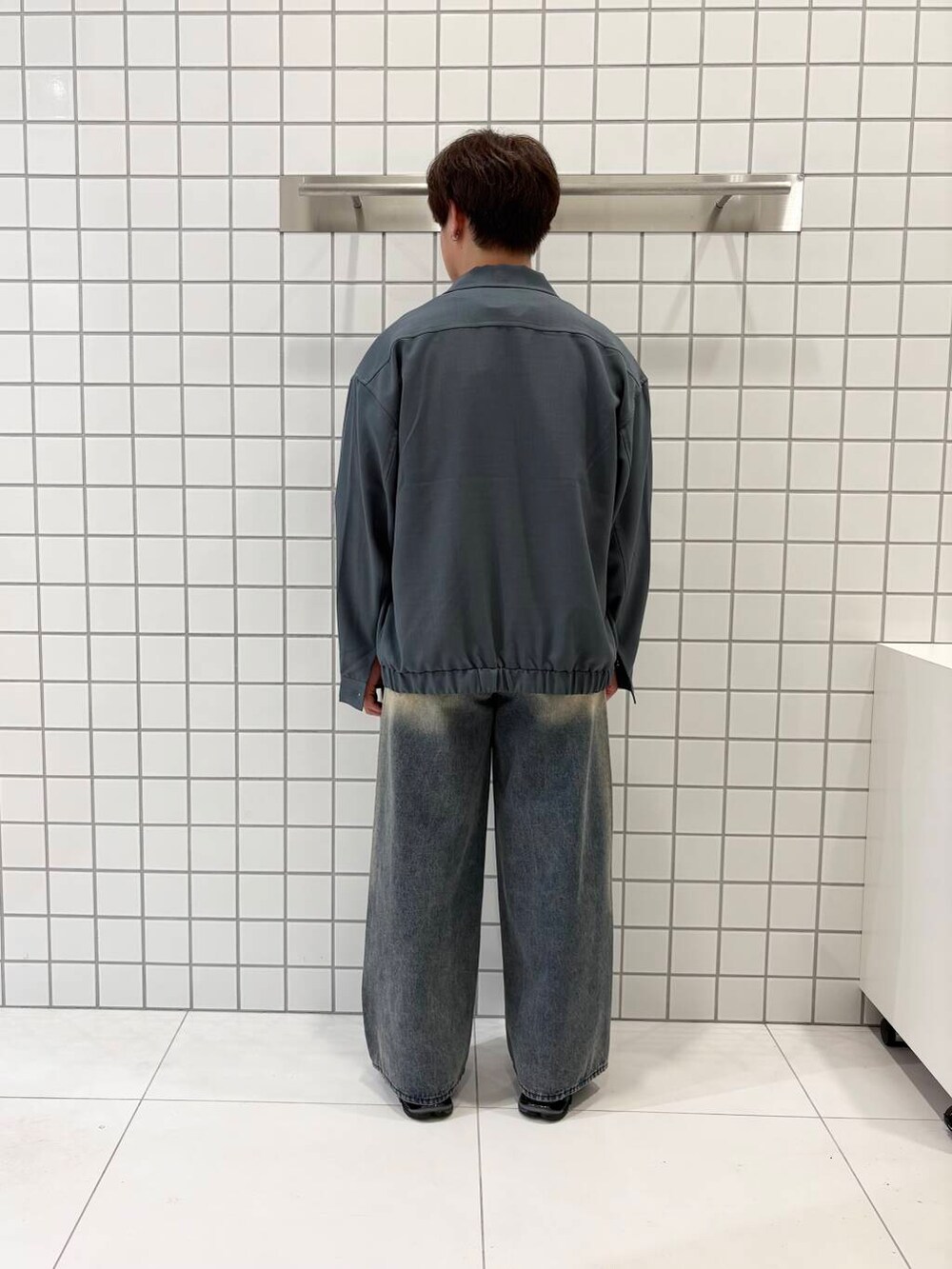 「Tシャツ、カットソー、ブルゾン、低身長、senseofplace、夏コーデ、UVカット、休日スタイル、リネンライク、ワイドデニム、オールシーズン、グラフィック、春夏コーデ、y2k、ここでしか手に入らない別注アイテム」|「SMELLYのアソートパターンスカーフ(バンダナ/スカーフ、ブルー系)」を使った、shinshinさん(メンズ・166cm)の春コーディネートの4枚目の写真