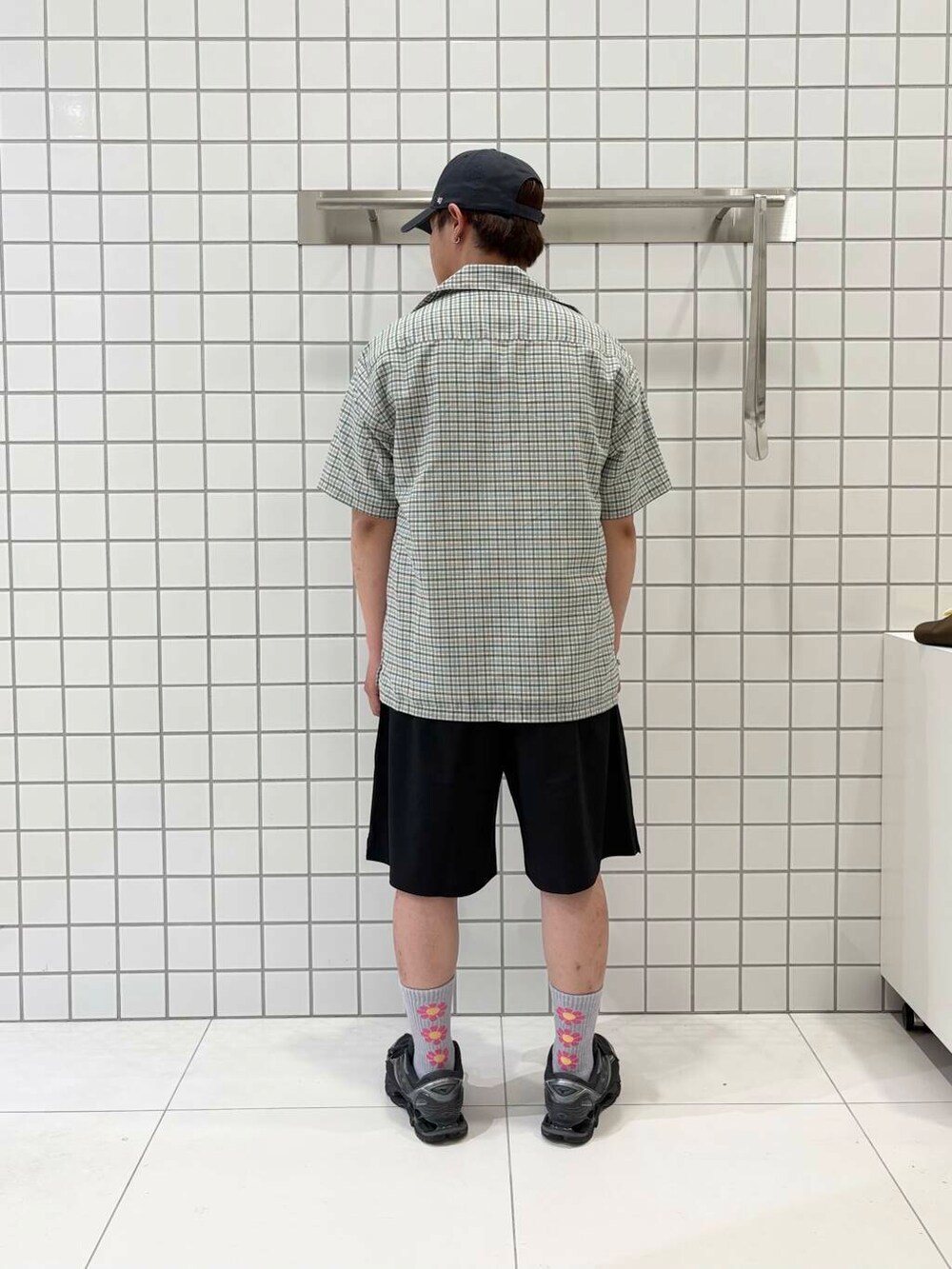 ブラック系のその他パンツ、ホワイト系のTシャツ/カットソー、グレー系のシャツ/ブラウスを着用したメンズの夏コーディネートの4枚目の写真